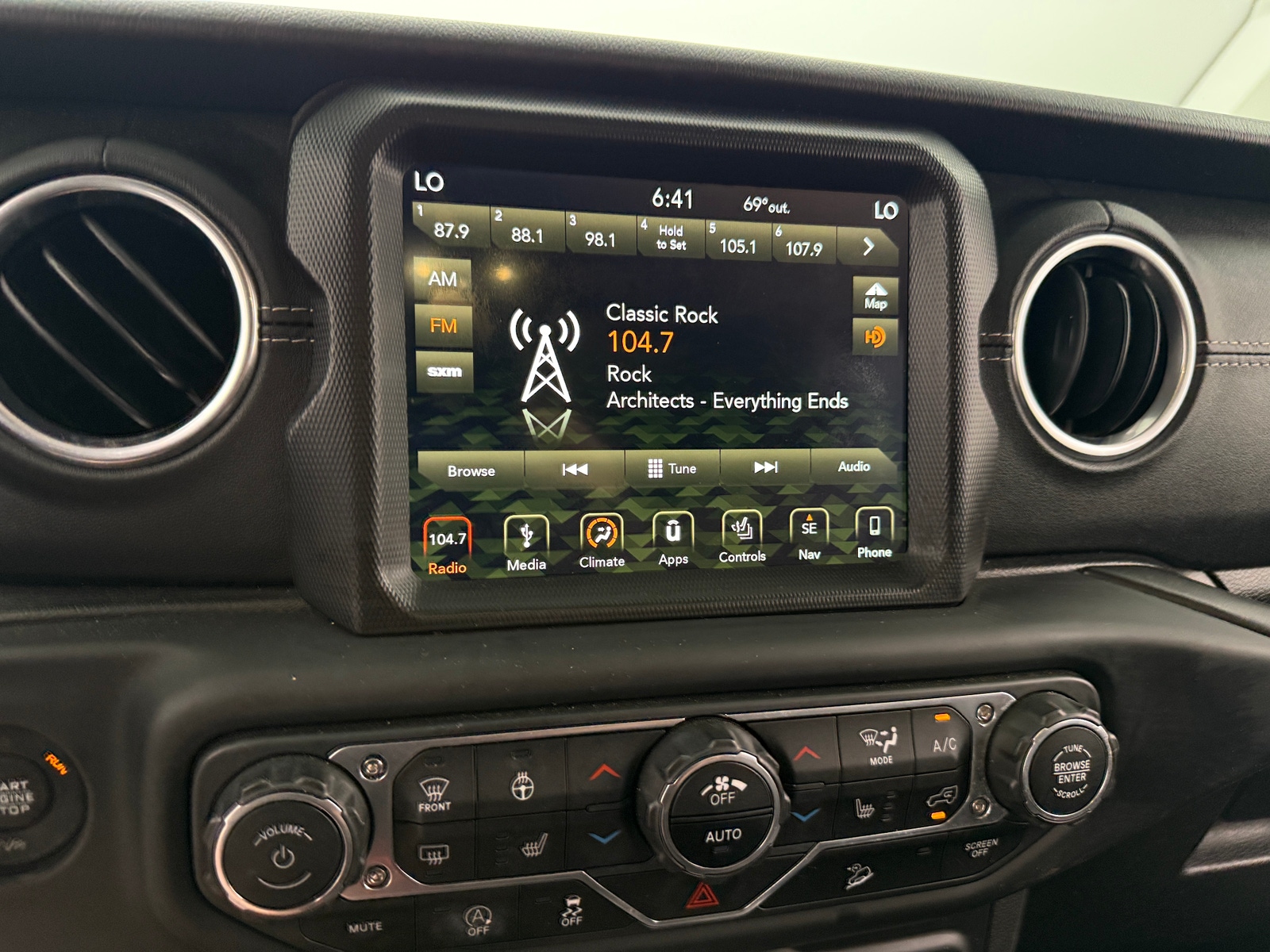 Thumbnail: 2019 Jeep Wrangler - 3