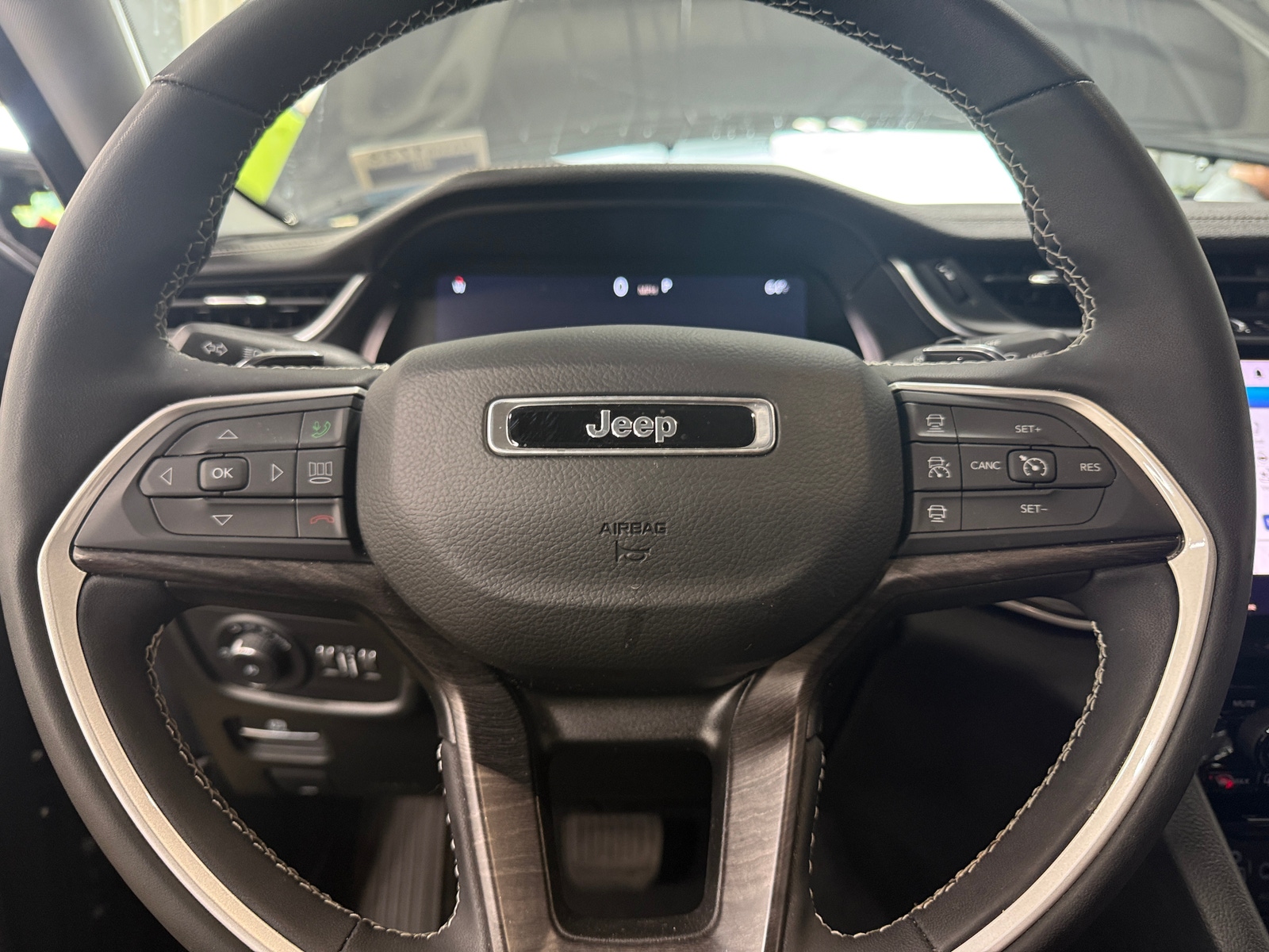 Thumbnail: 2023 Jeep Grand Cherokee L - 5
