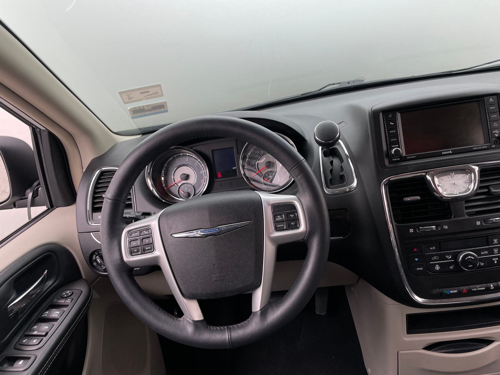 Thumbnail: 2016 Chrysler Town & Country - 4