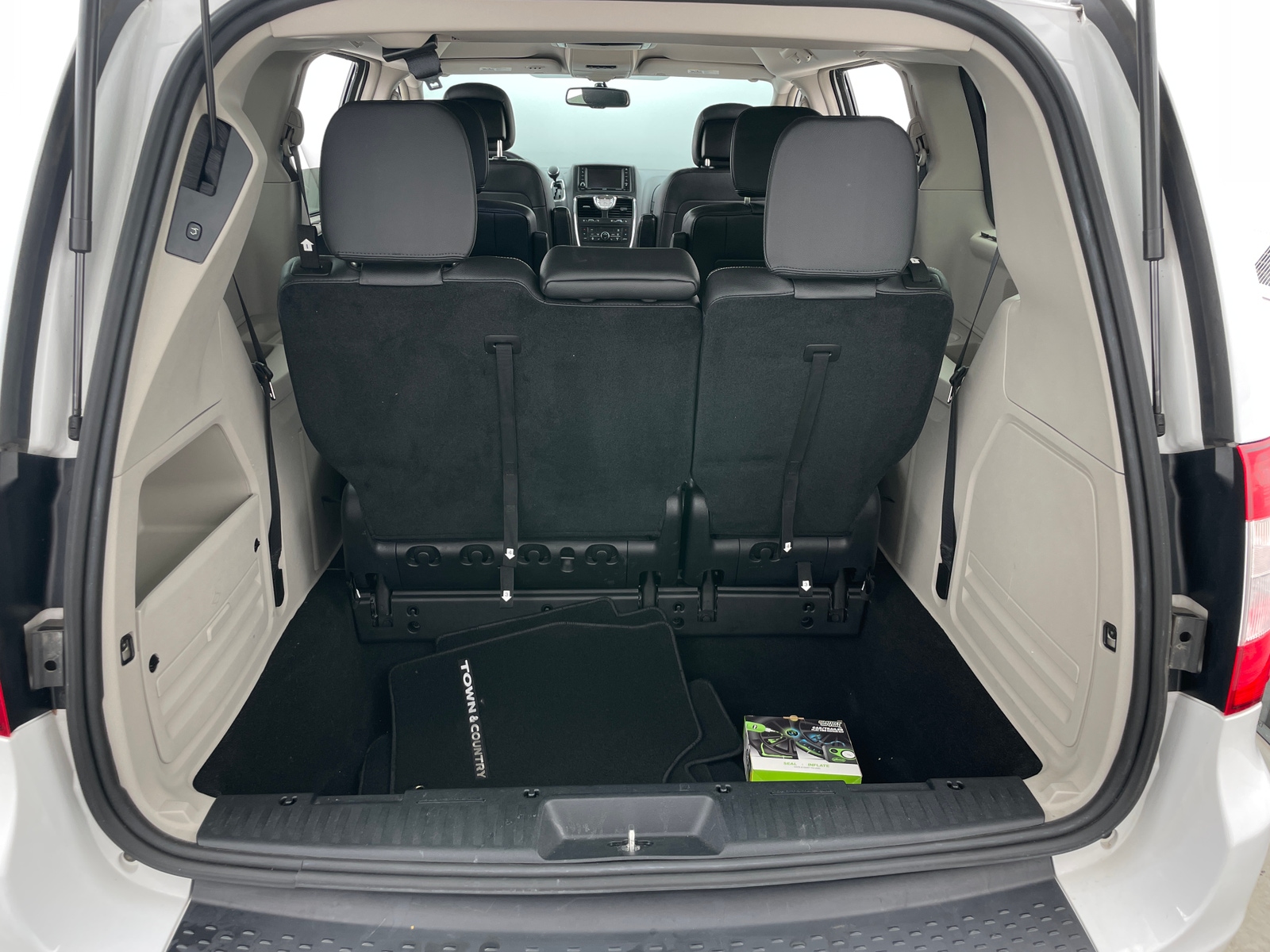 Thumbnail: 2016 Chrysler Town & Country - 6
