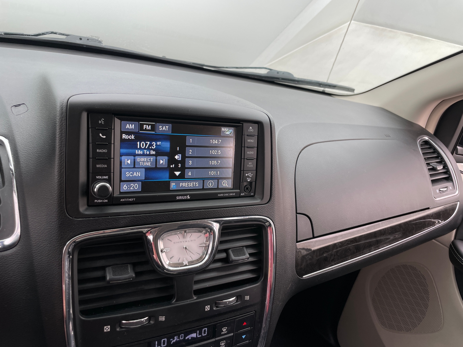 Thumbnail: 2016 Chrysler Town & Country - 3