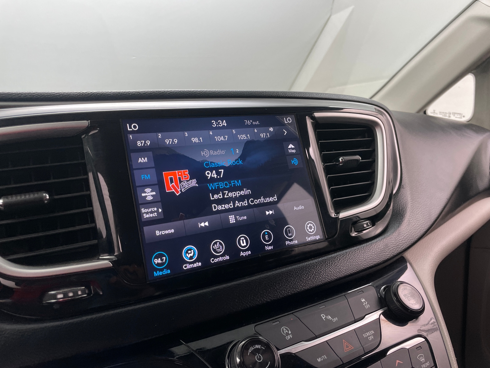 Thumbnail: 2020 Chrysler Pacifica - 3