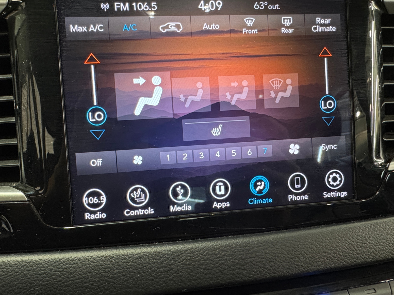 Thumbnail: 2018 Chrysler Pacifica - 3