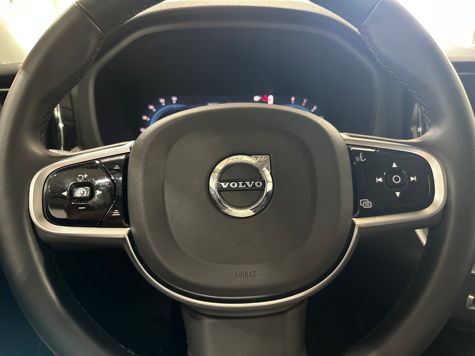 Thumbnail: 2025 Volvo XC60 - 4