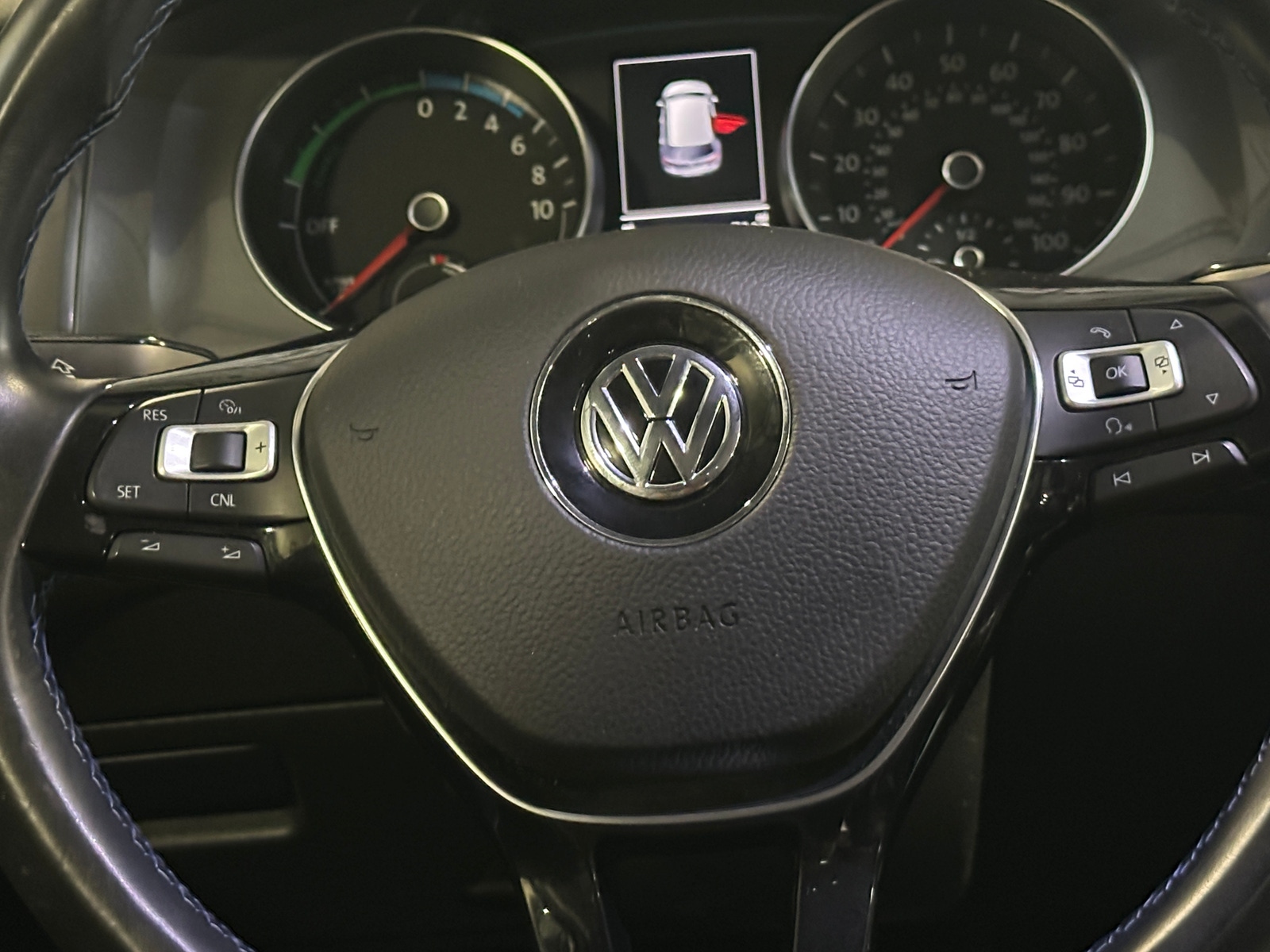 Thumbnail: 2016 Volkswagen e-Golf - 4