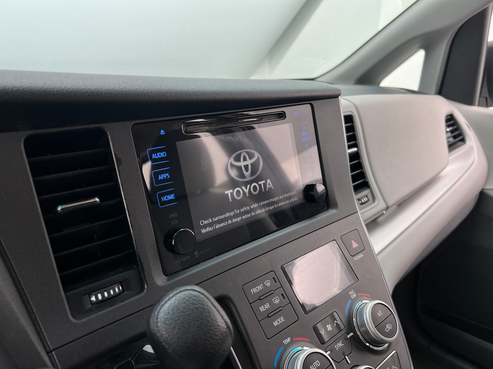 Thumbnail: 2015 Toyota Sienna - 4