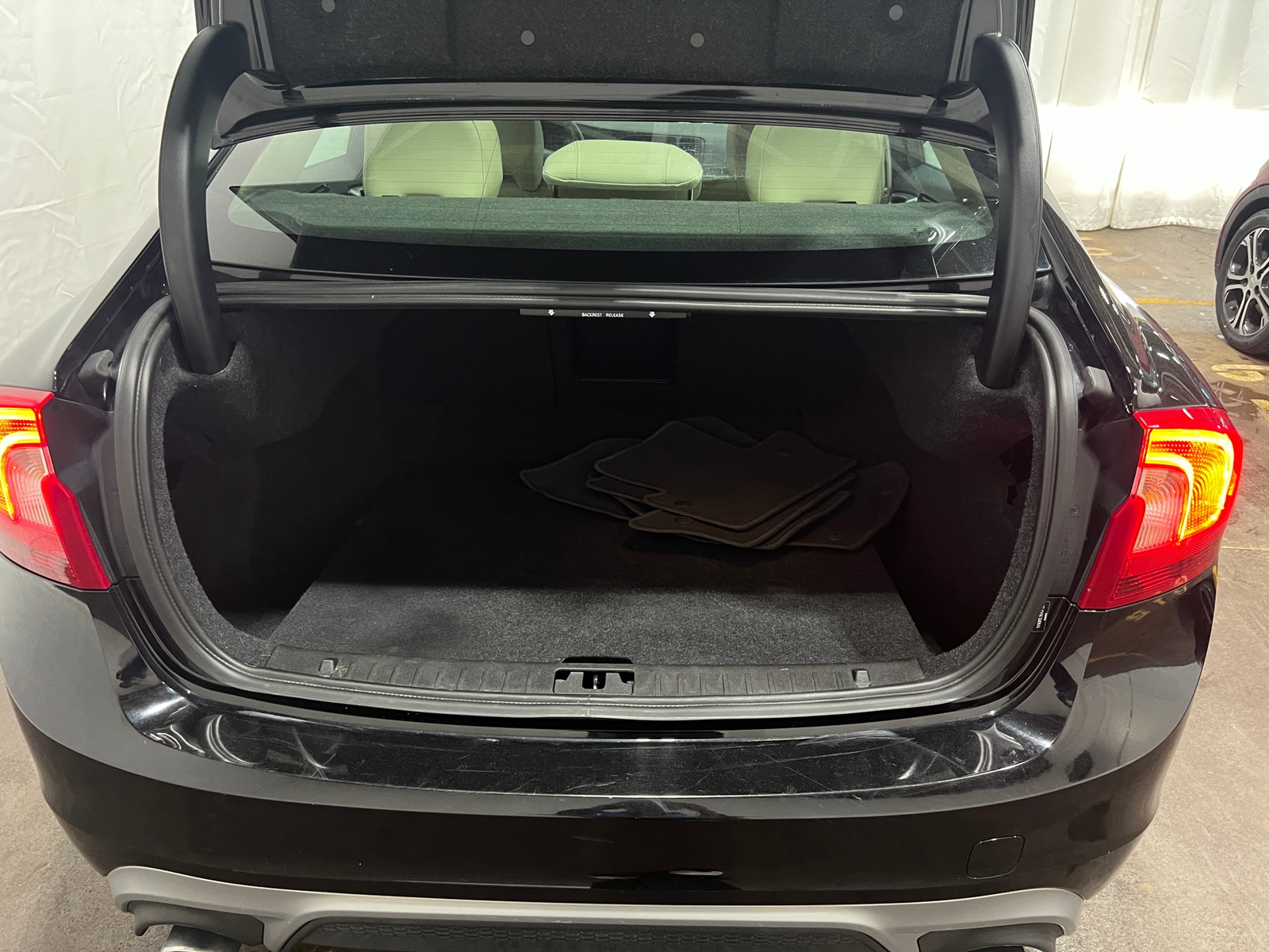 Thumbnail: 2017 Volvo S60 - 6