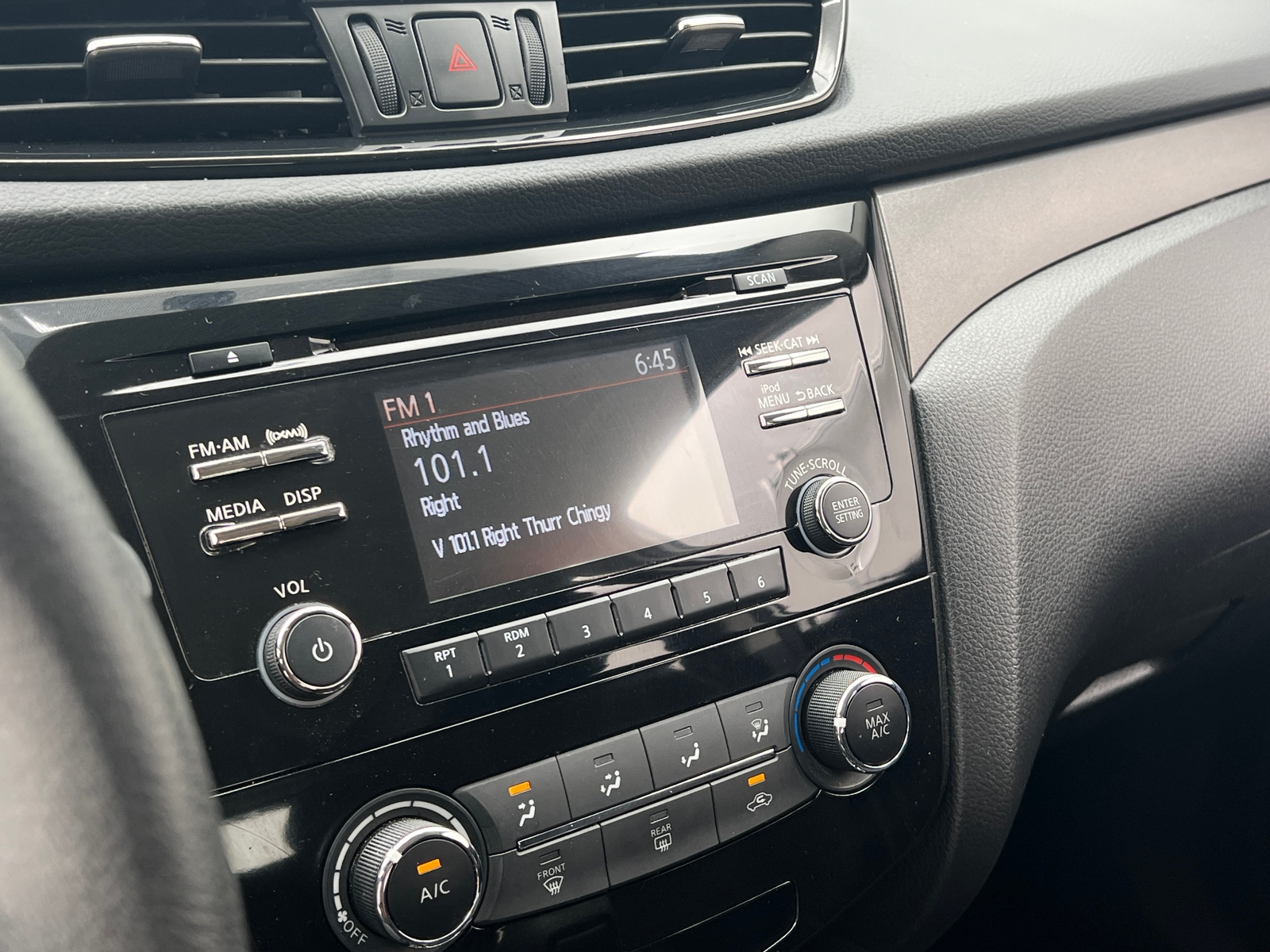 Thumbnail: 2017 Nissan Rogue Sport - 4