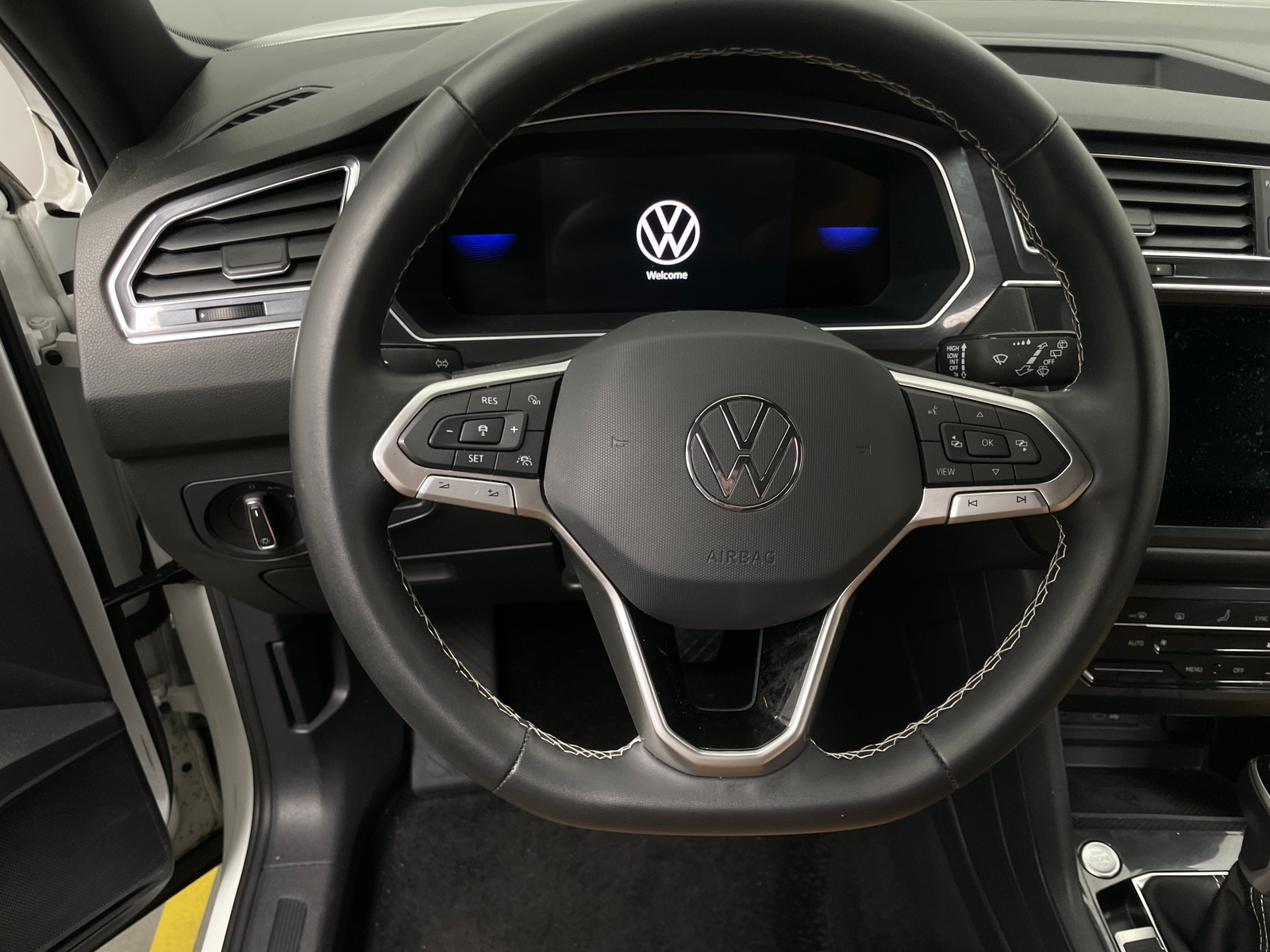 Thumbnail: 2023 Volkswagen Tiguan - 4