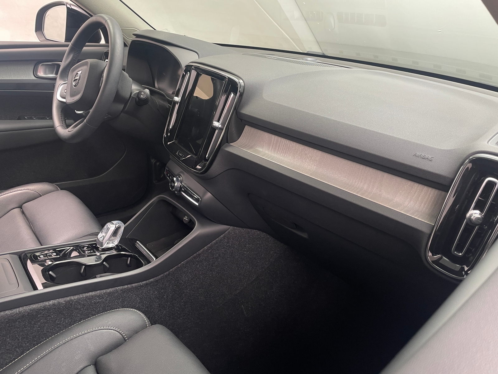 Thumbnail: 2024 Volvo XC40 - 2