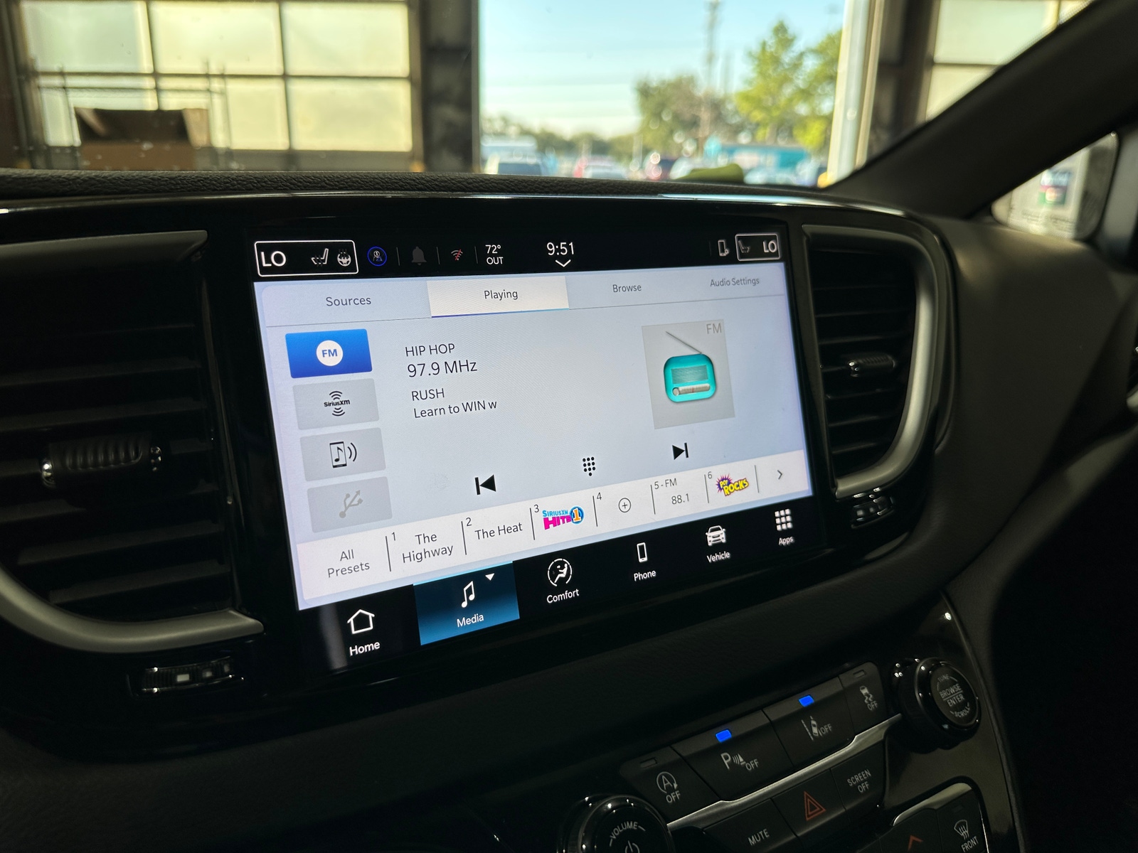 Thumbnail: 2025 Chrysler Pacifica - 3