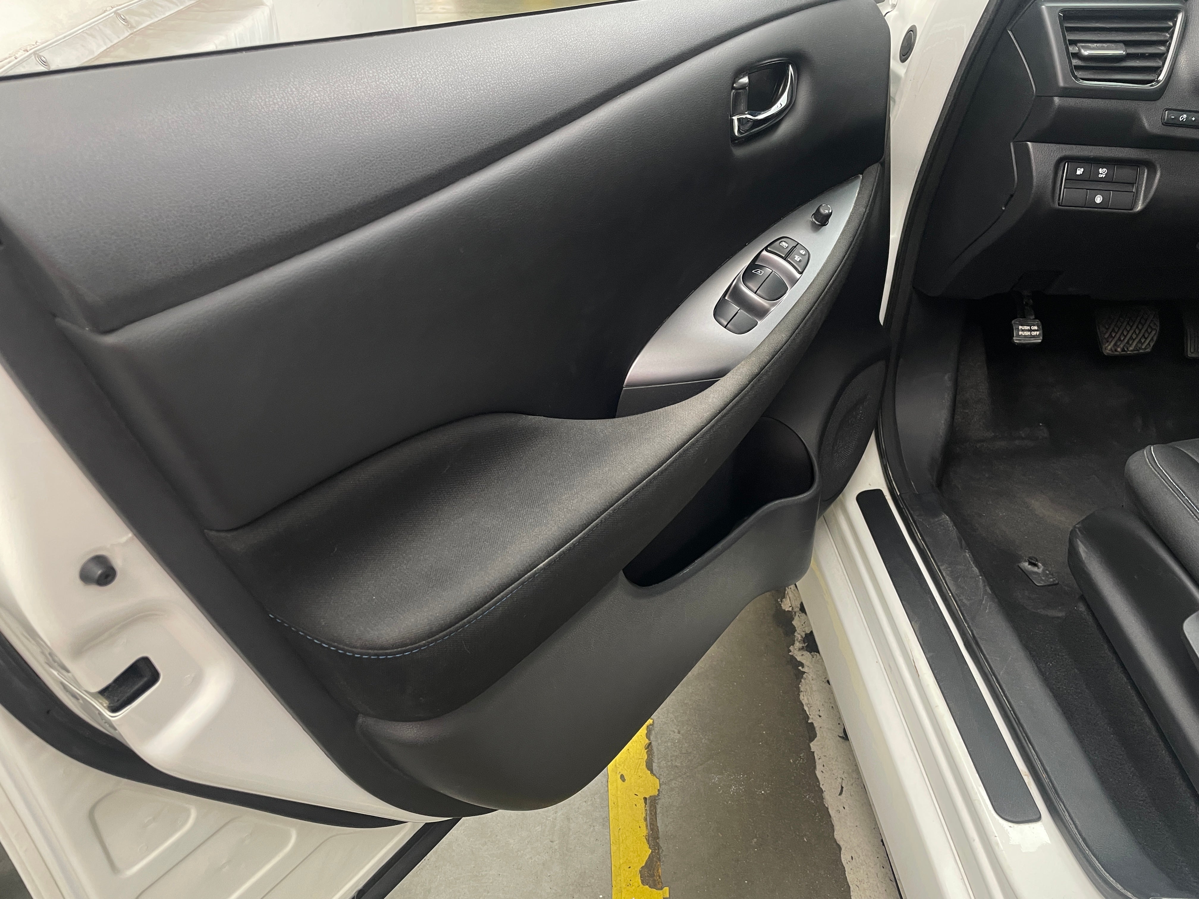 Used 2022 Nissan LEAF S with VIN 1N4AZ1BV5NC563792 for sale in Oak Creek, WI