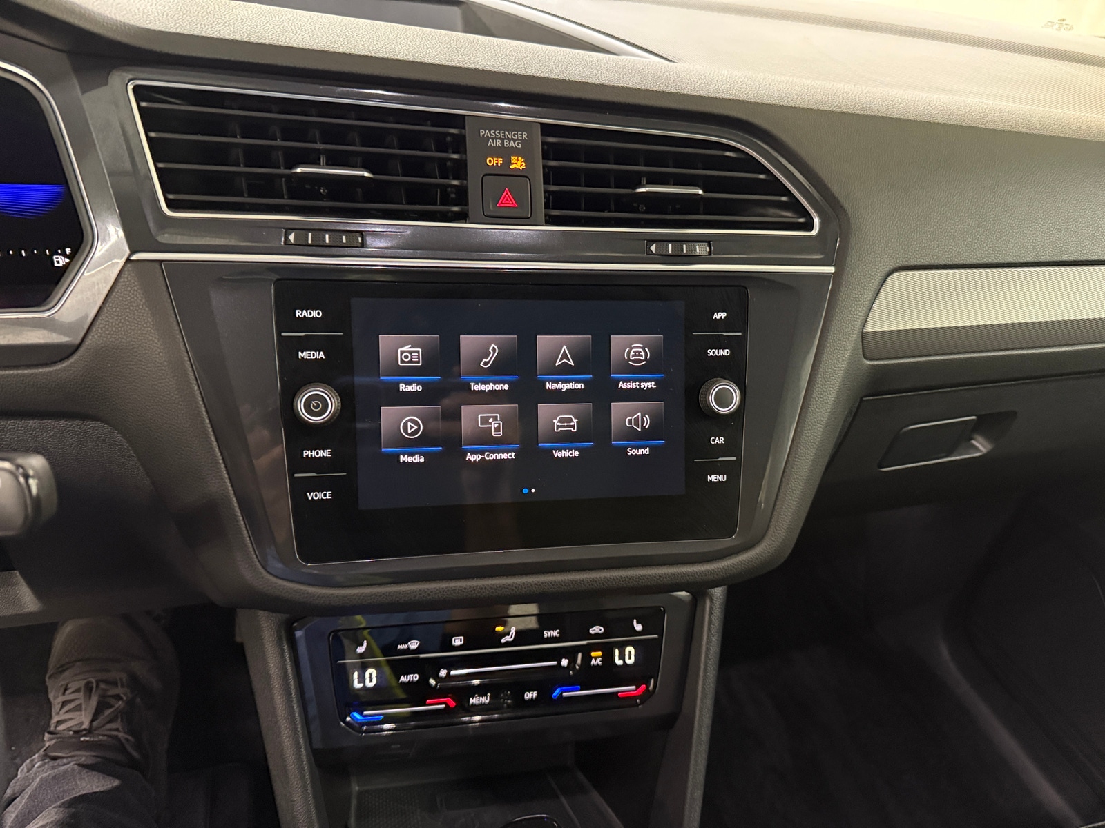 Thumbnail: 2022 Volkswagen Tiguan - 3