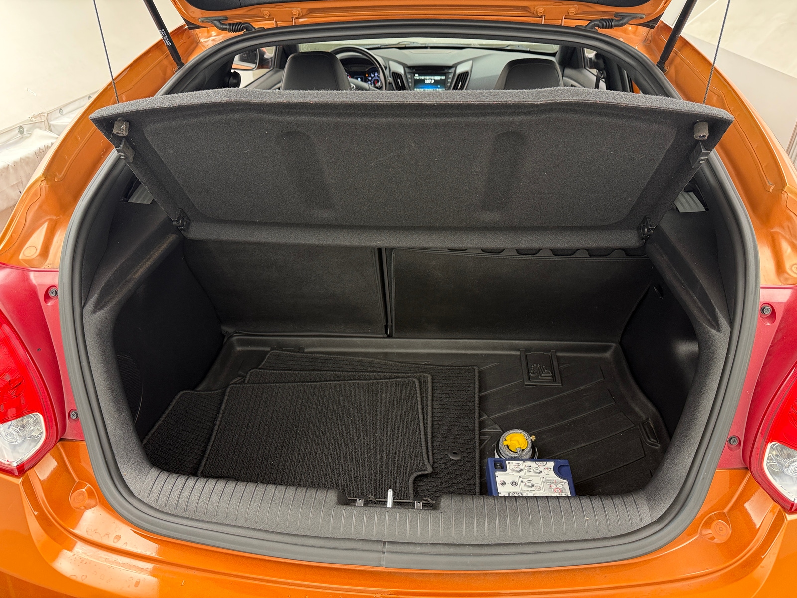 Thumbnail: 2016 Hyundai Veloster - 4