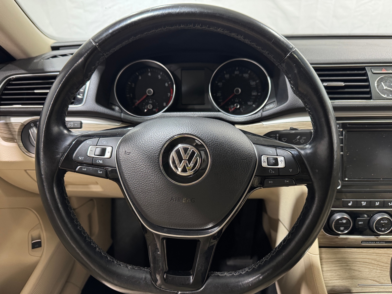 Thumbnail: 2017 Volkswagen Passat - 4