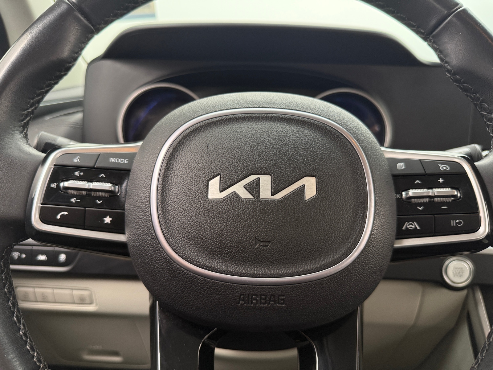 Thumbnail: 2023 Kia Carnival - 4