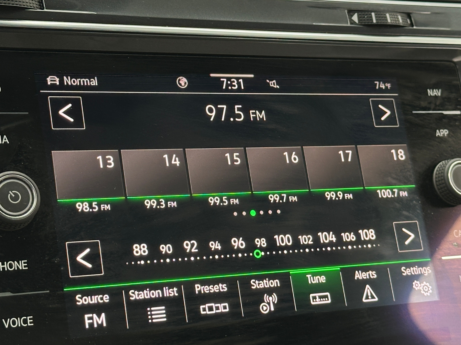 Thumbnail: 2022 Volkswagen Tiguan - 3