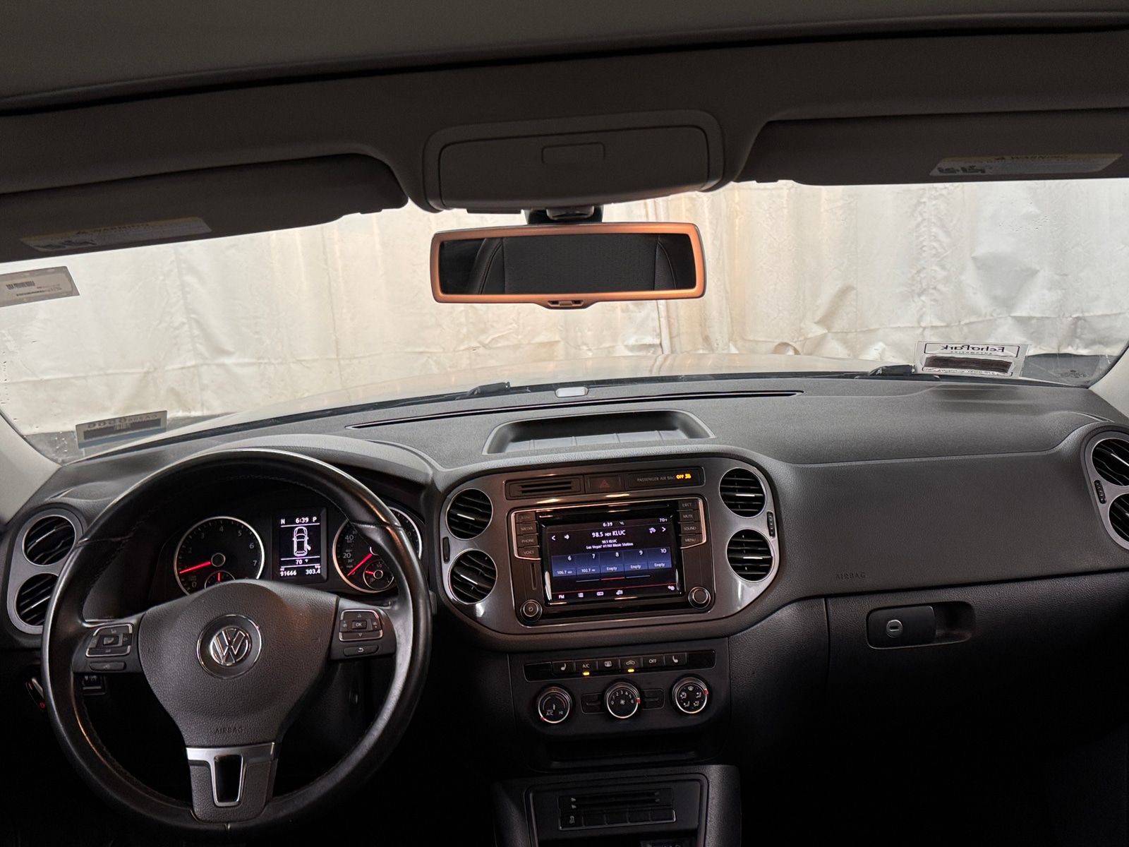 Thumbnail: 2017 Volkswagen Tiguan - 3
