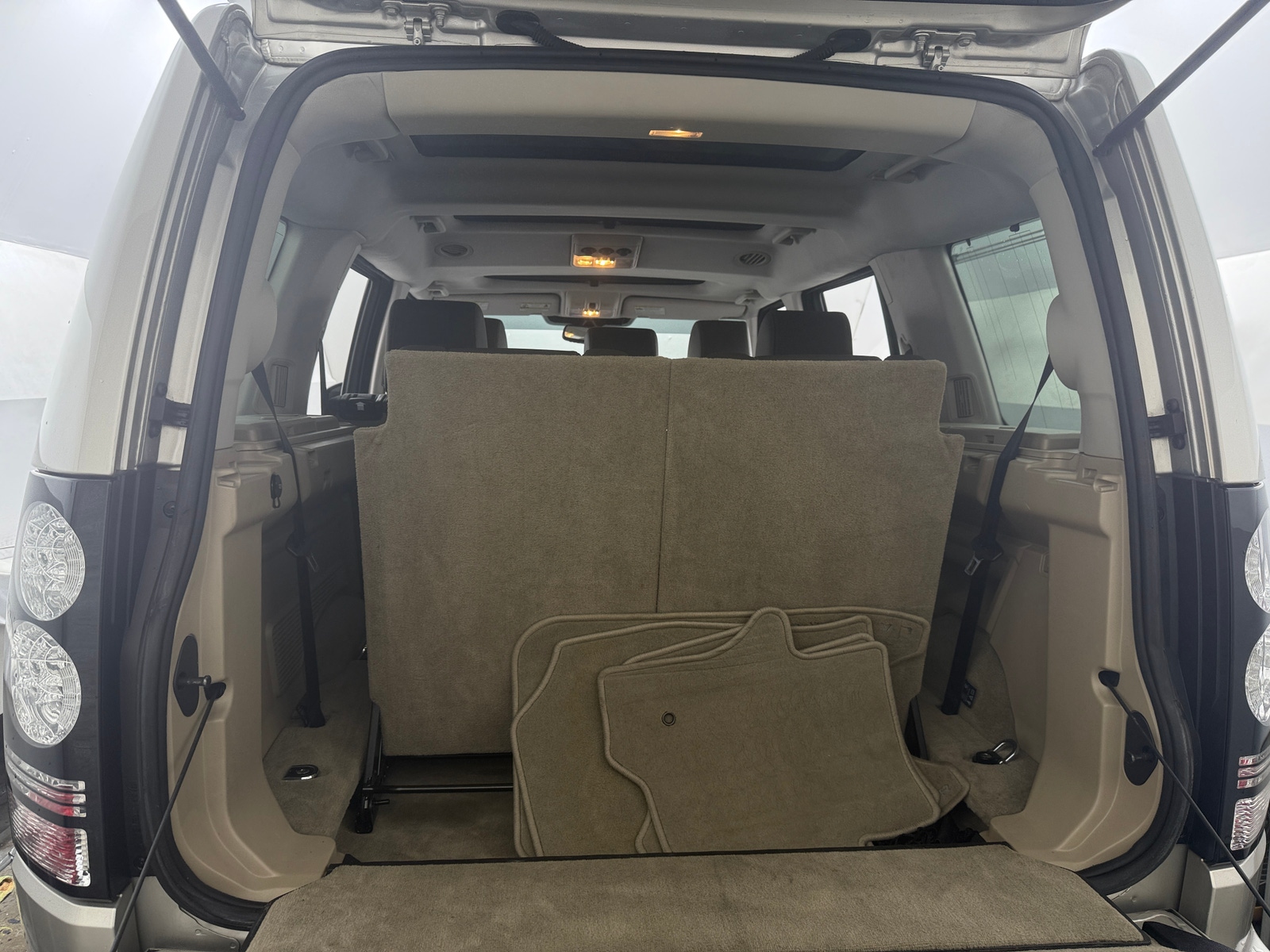 Thumbnail: 2015 Land Rover LR4 - 6