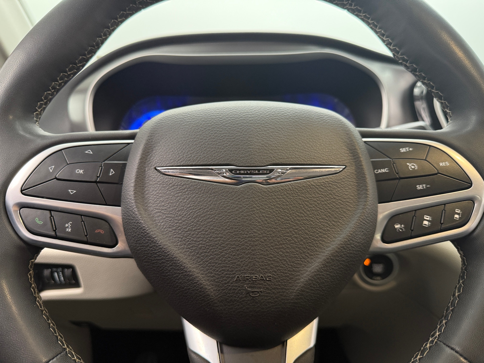 Thumbnail: 2022 Chrysler Pacifica - 4
