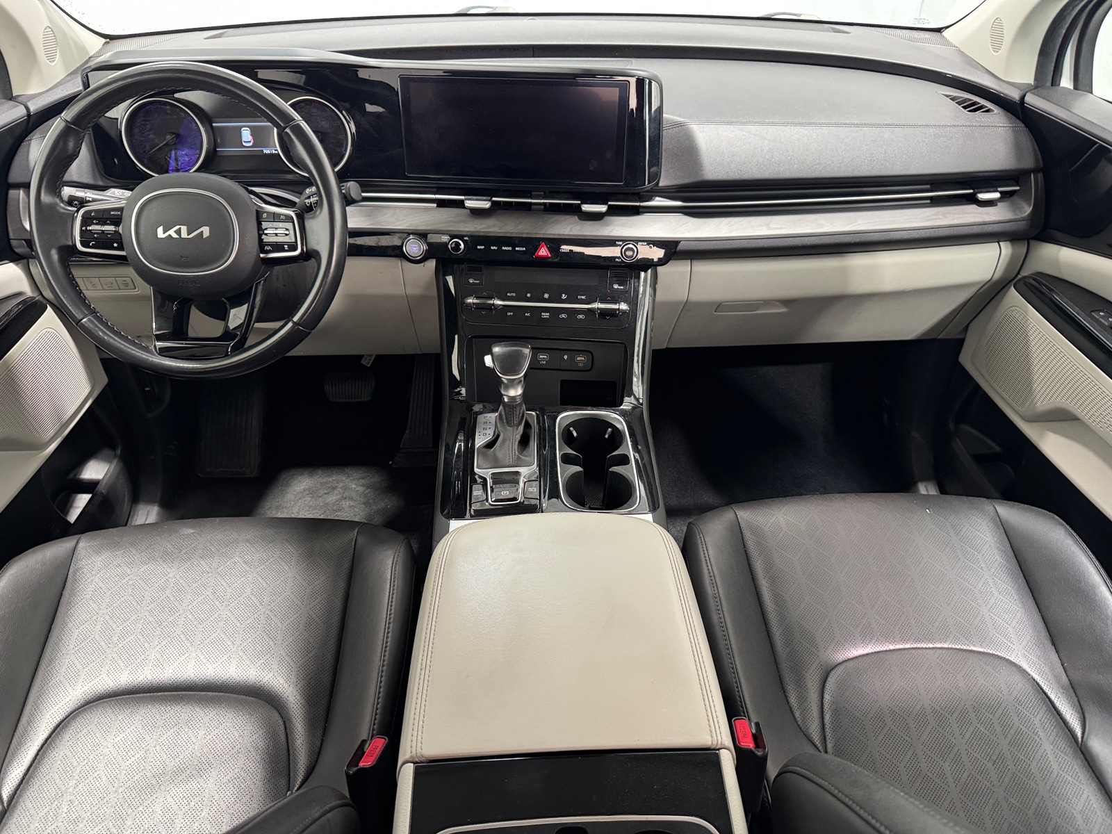 Thumbnail: 2022 Kia Carnival - 3