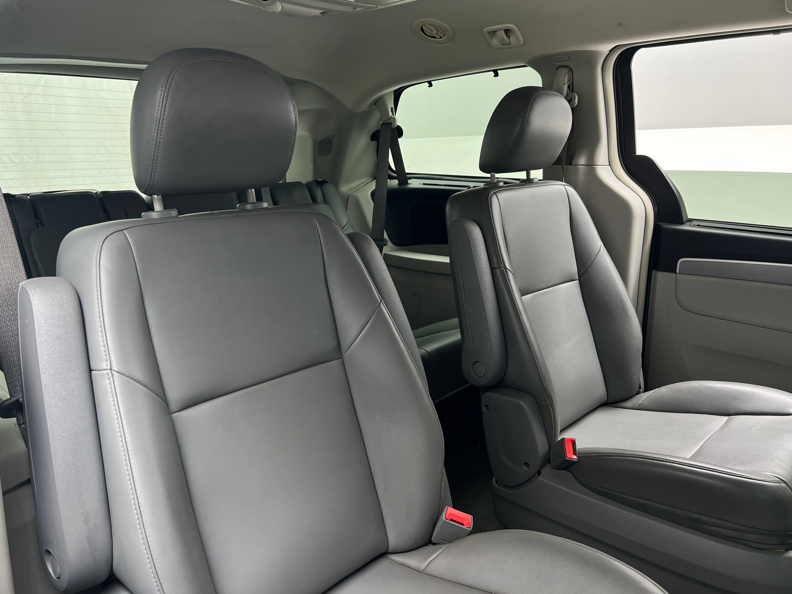 Thumbnail: 2012 Volkswagen Routan - 5