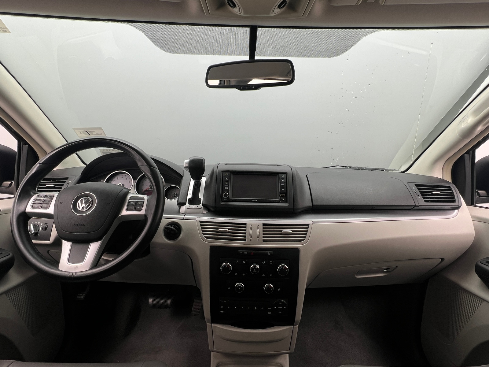 Thumbnail: 2012 Volkswagen Routan - 2