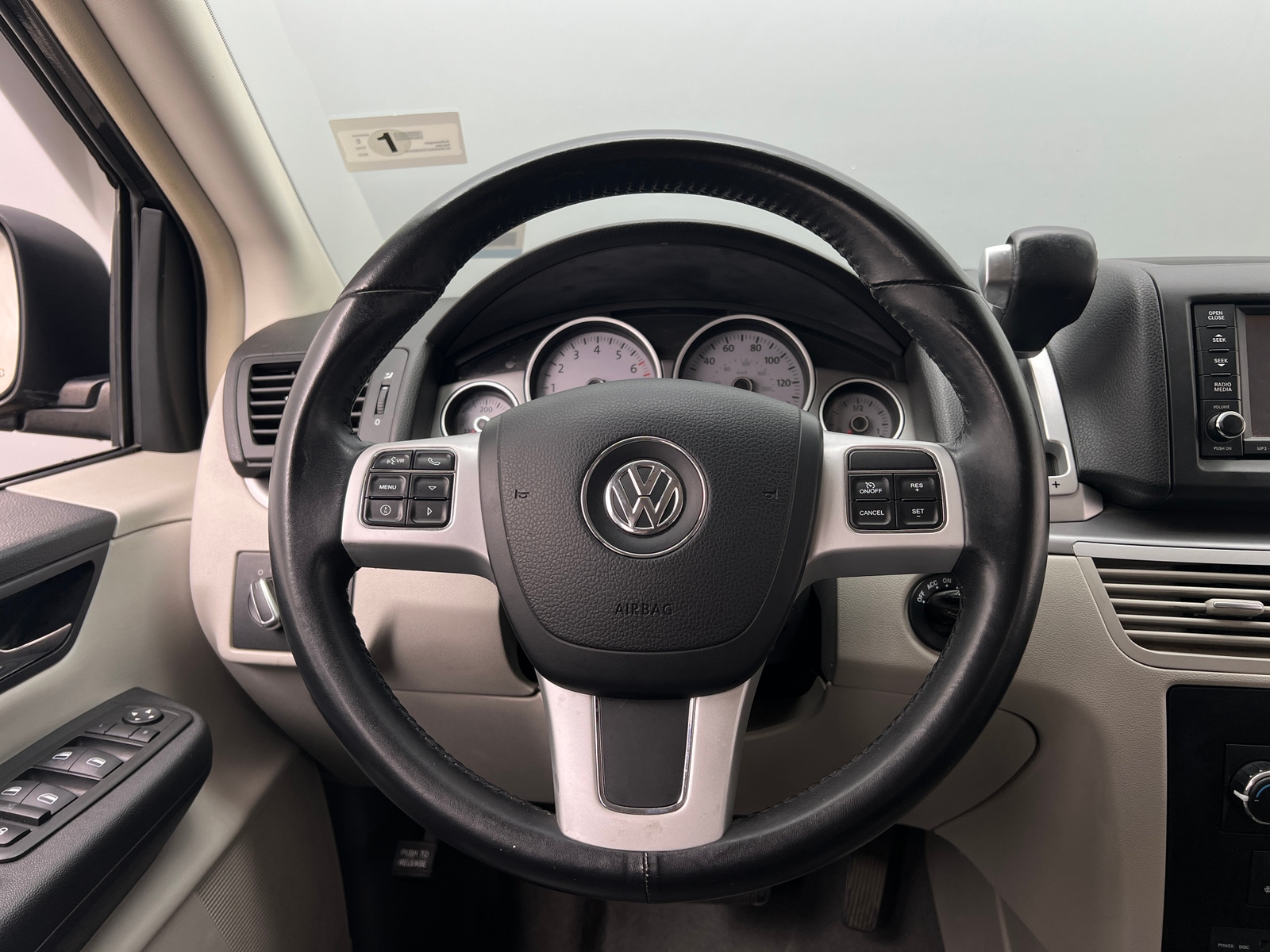 Thumbnail: 2012 Volkswagen Routan - 4