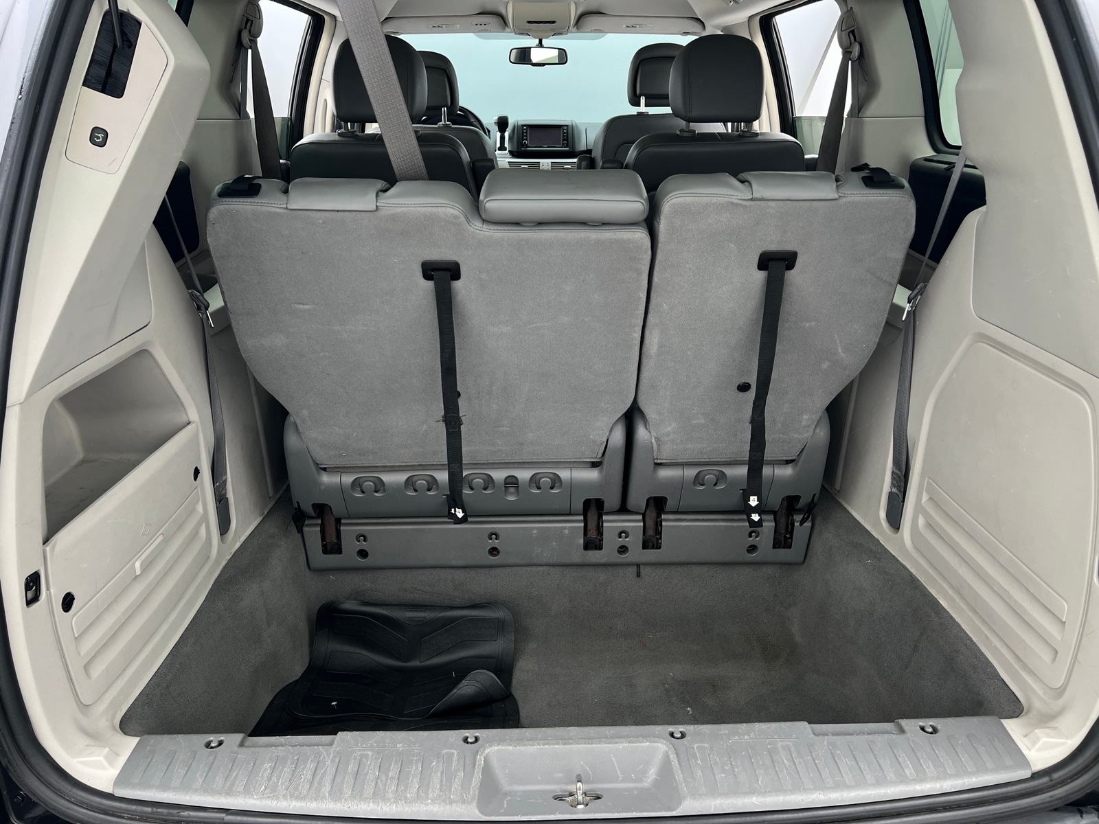 Thumbnail: 2012 Volkswagen Routan - 6