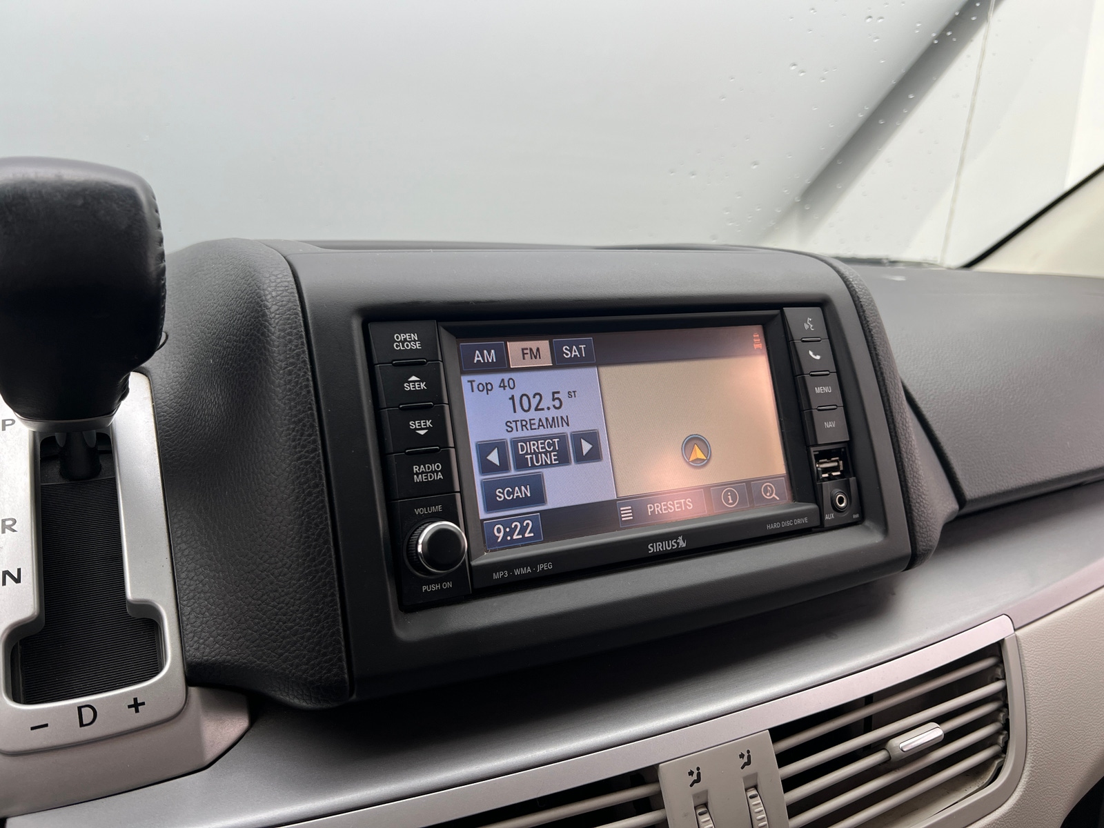 Thumbnail: 2012 Volkswagen Routan - 3