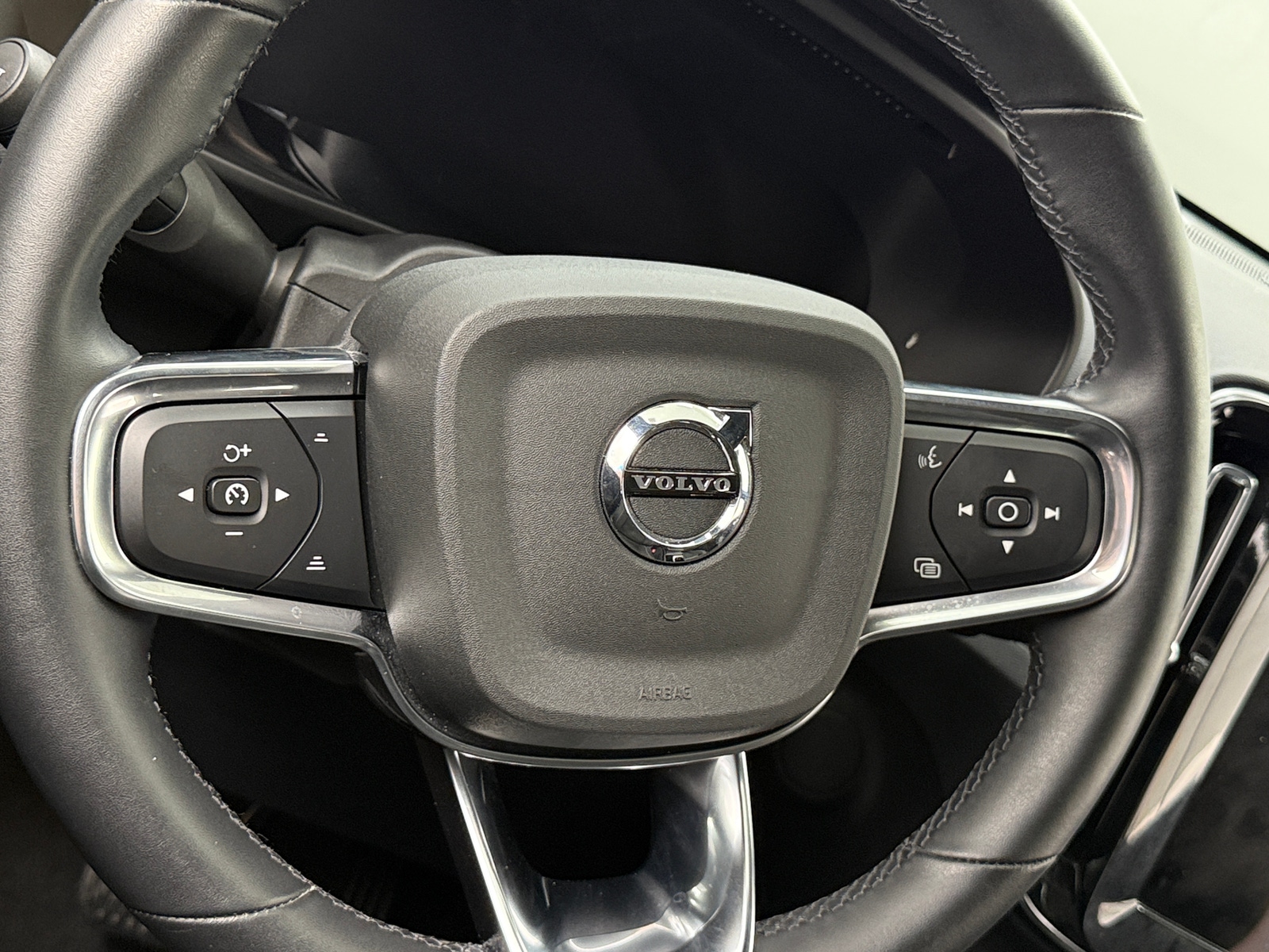 Thumbnail: 2022 Volvo C40 - 5