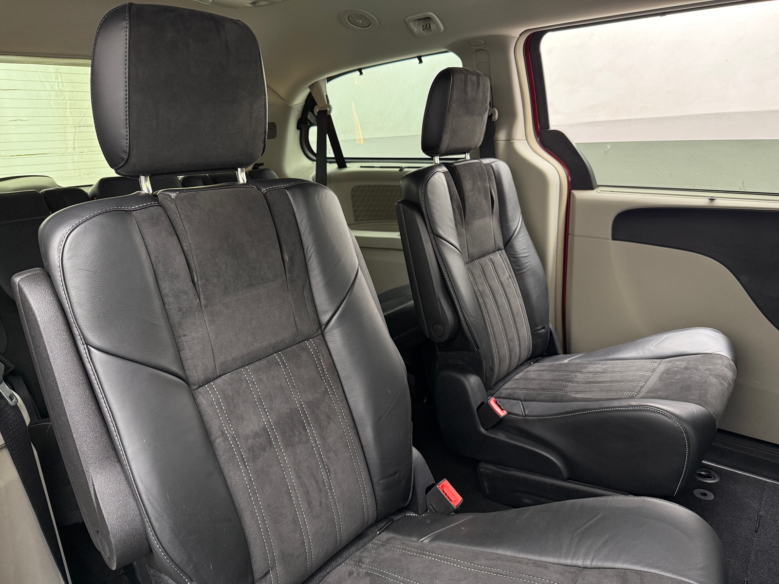 Thumbnail: 2014 Chrysler Town & Country - 5