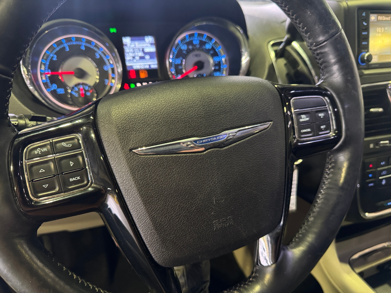 Thumbnail: 2014 Chrysler Town & Country - 4