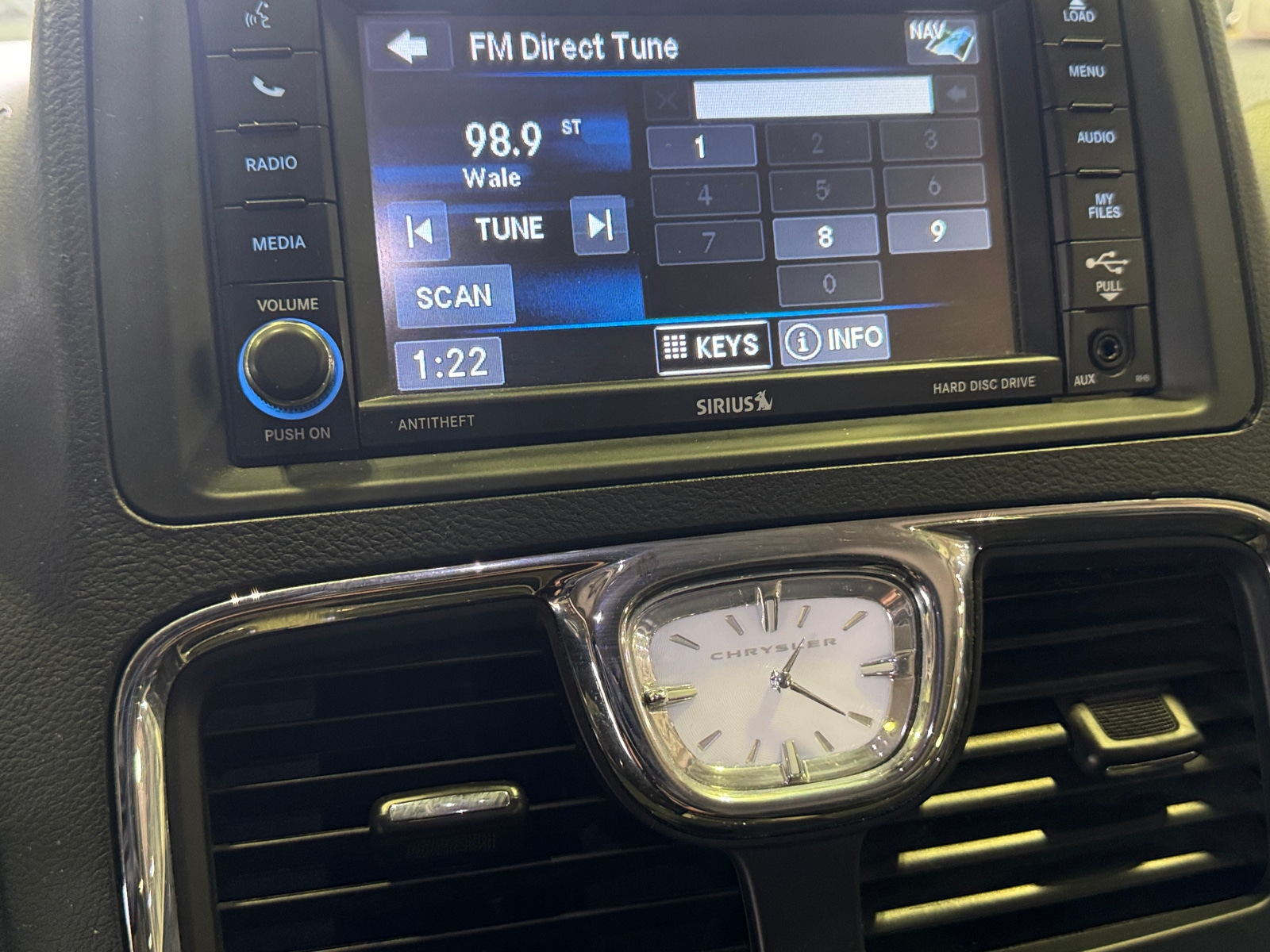 Thumbnail: 2014 Chrysler Town & Country - 3