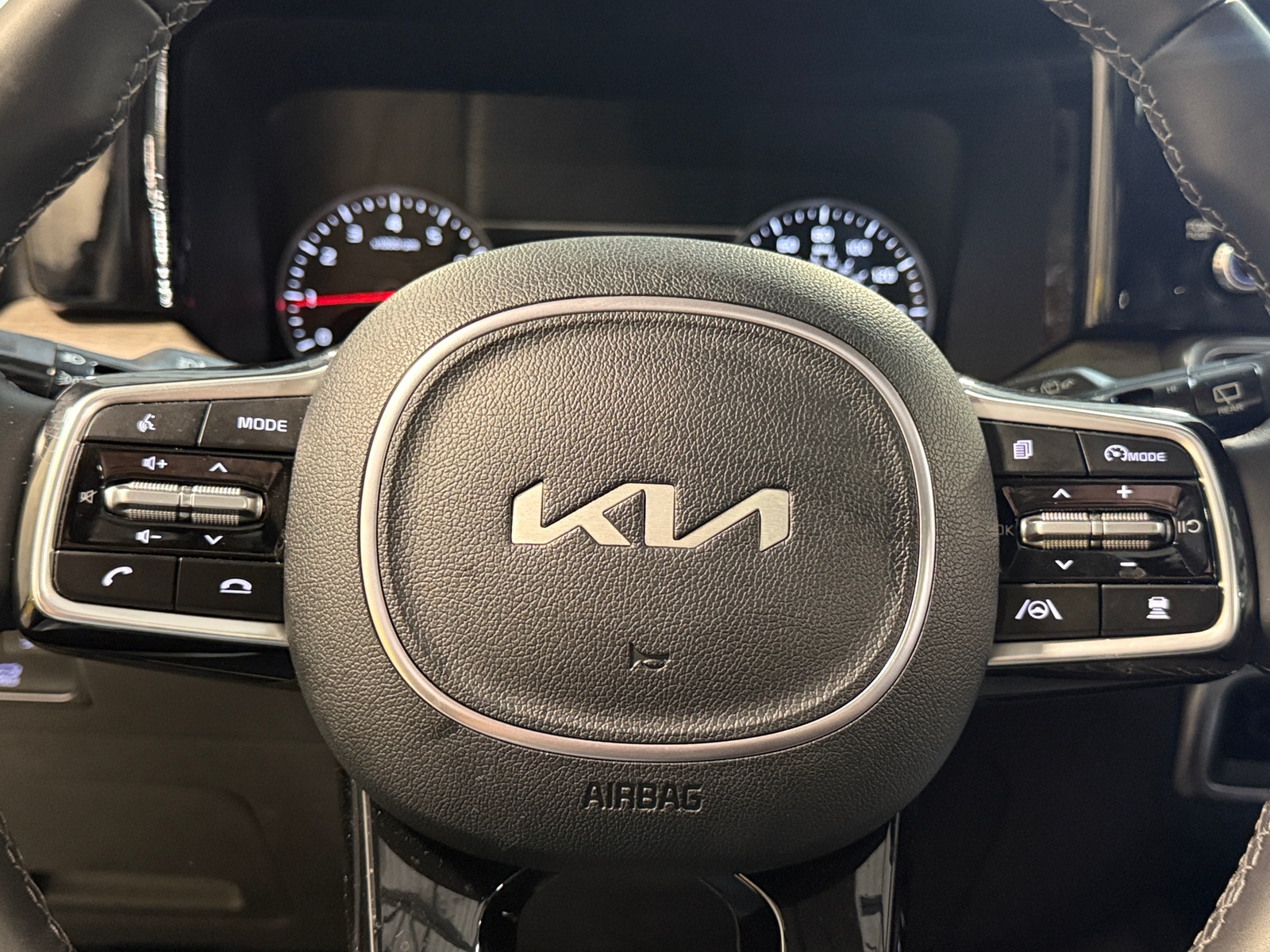 Thumbnail: 2023 Kia Sorento - 4
