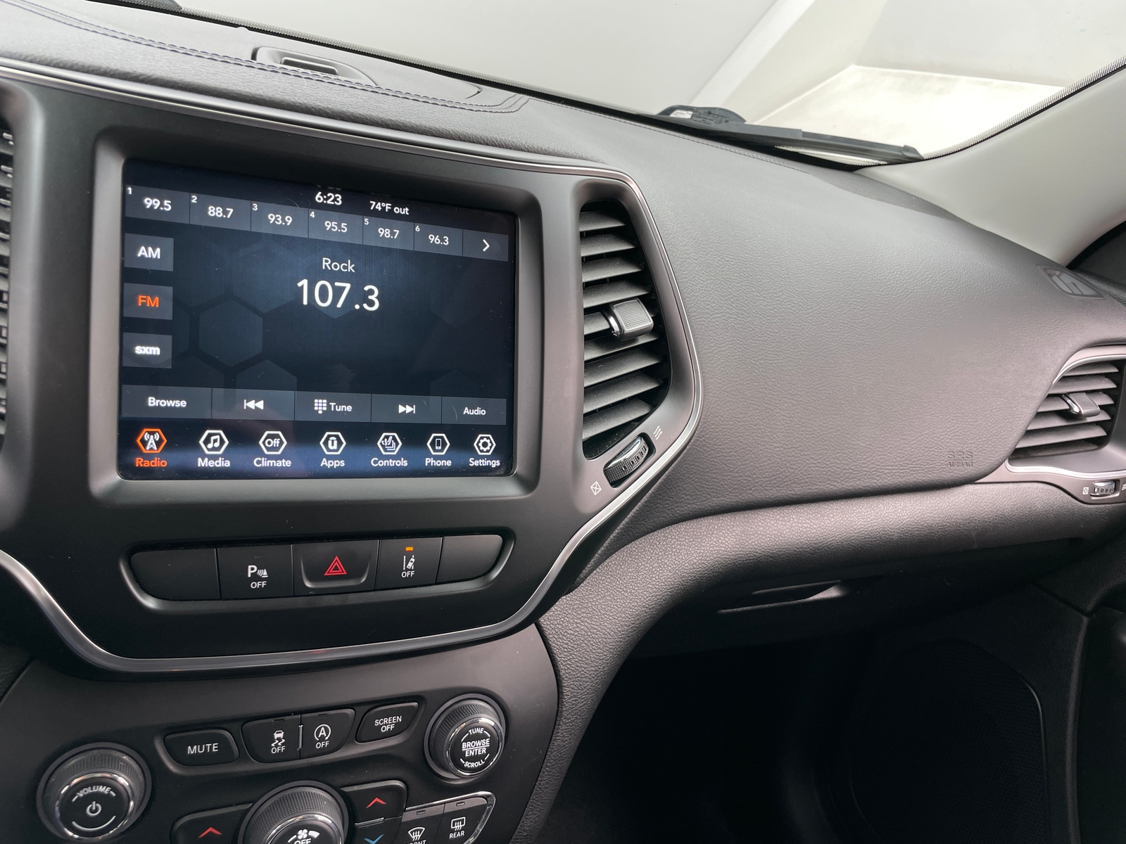 Thumbnail: 2021 Jeep Cherokee - 3