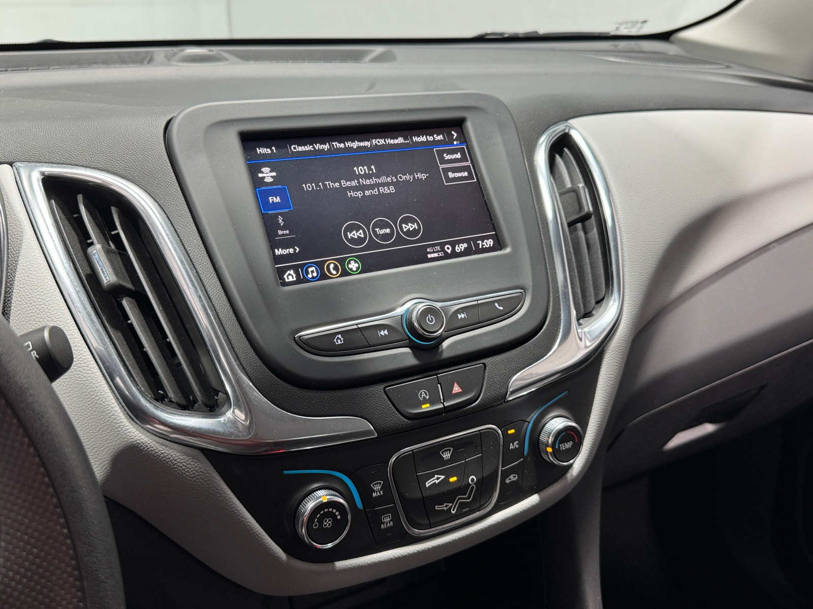 Thumbnail: 2022 Chevrolet Equinox - 4
