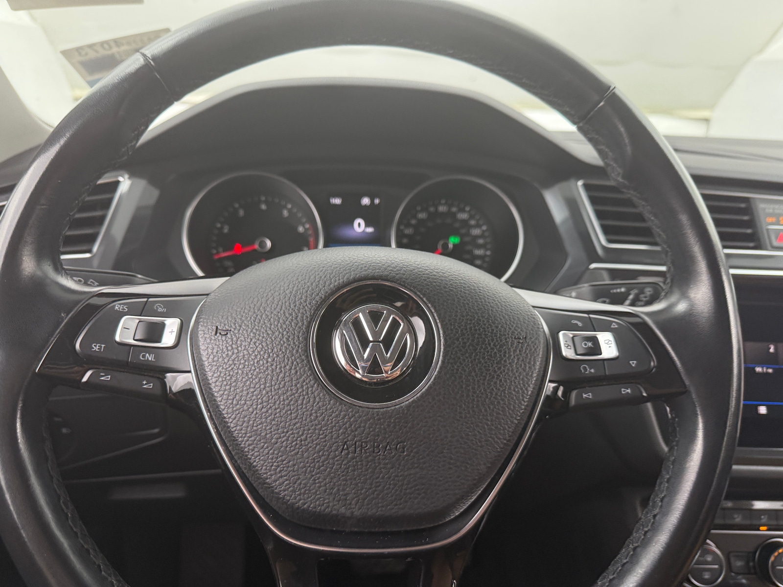 Thumbnail: 2018 Volkswagen Tiguan - 4