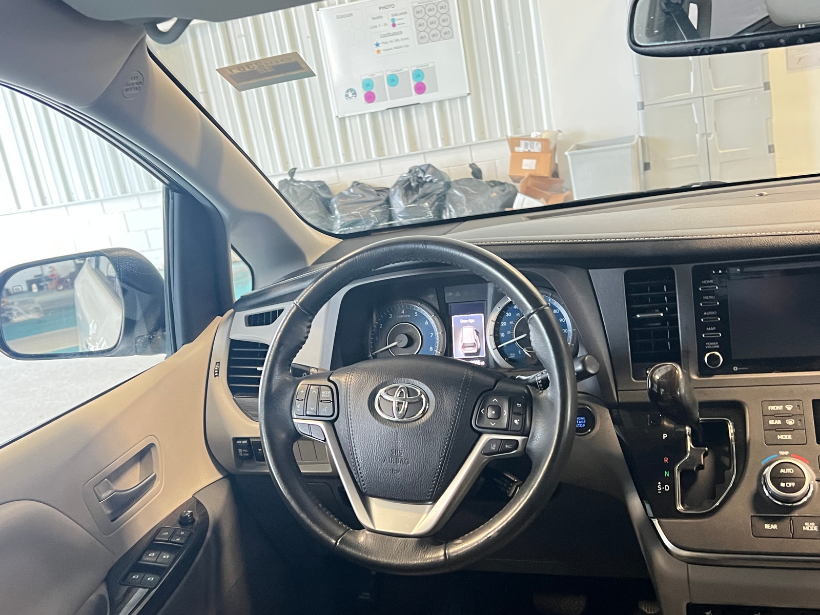 Thumbnail: 2018 Toyota Sienna - 4
