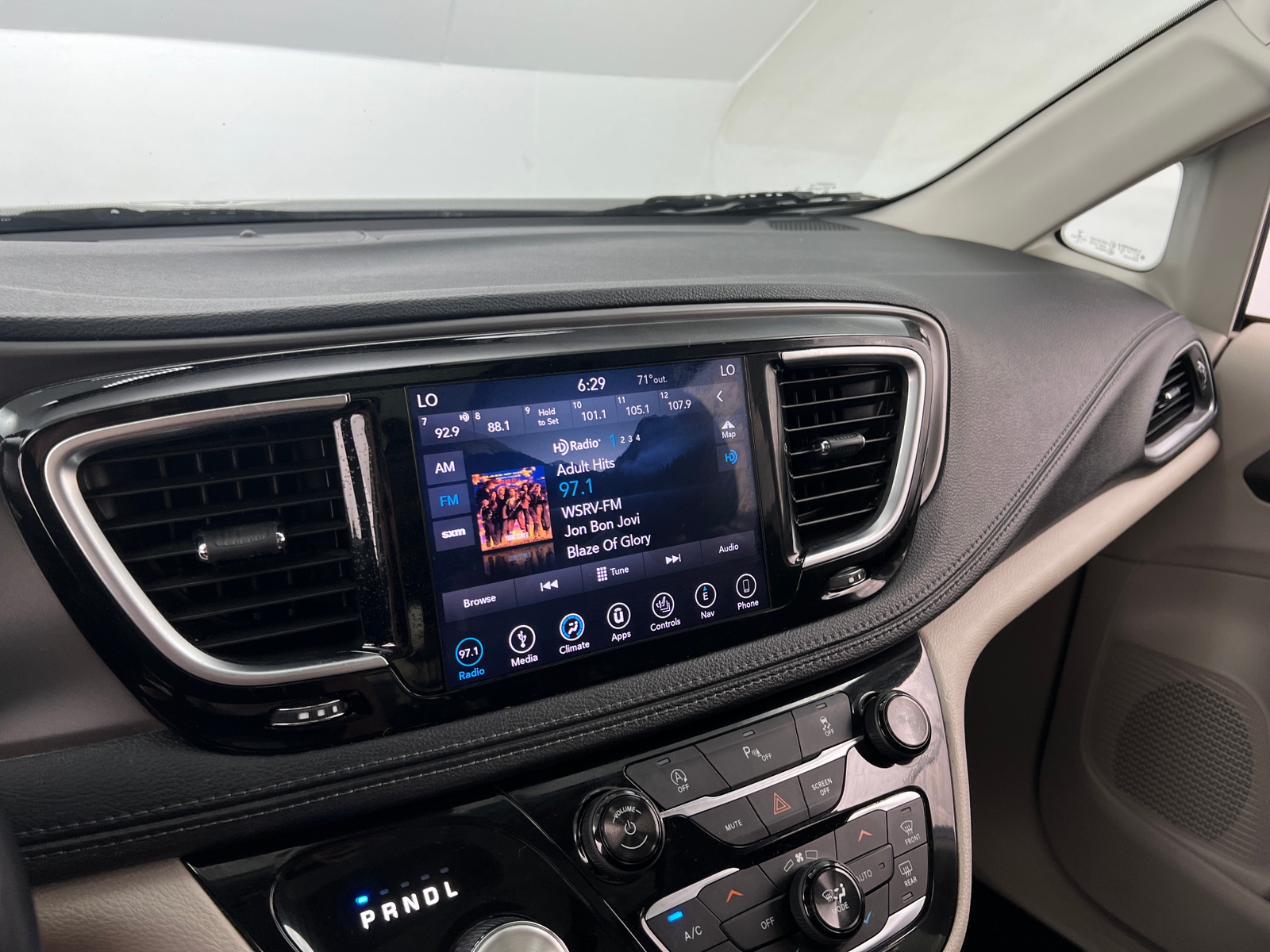 Thumbnail: 2018 Chrysler Pacifica - 3