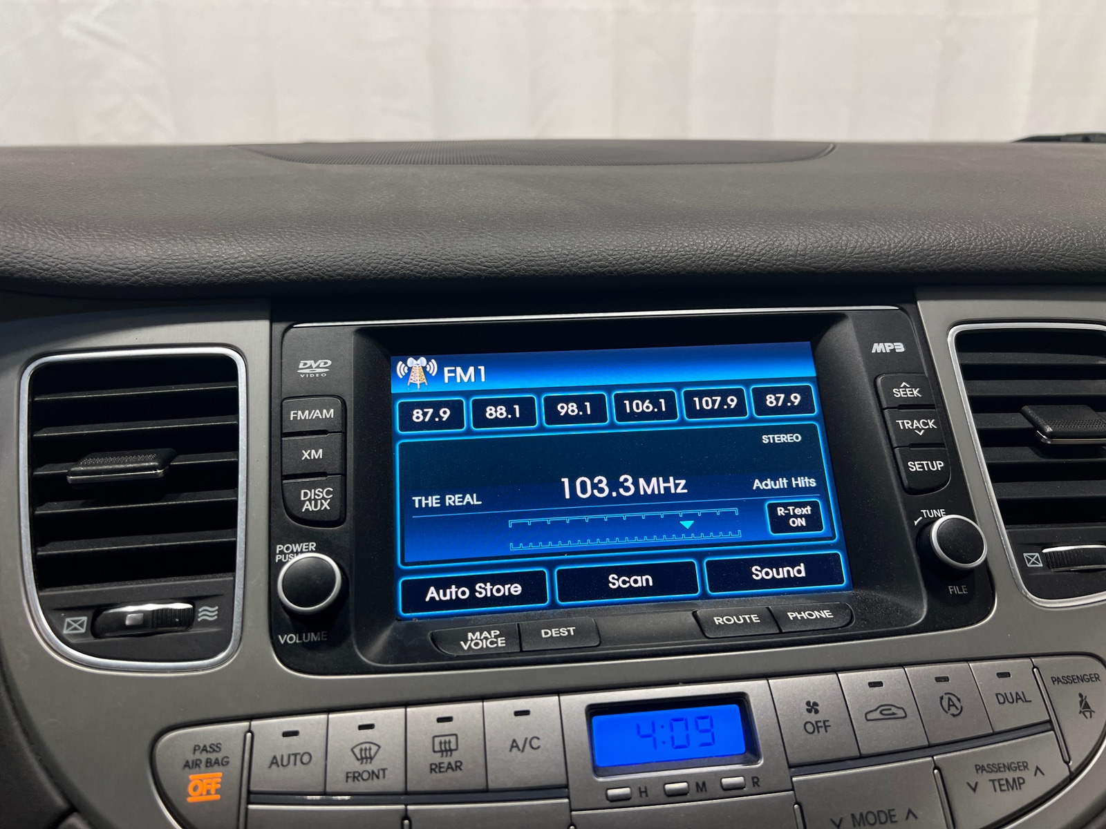 Thumbnail: 2014 Hyundai Genesis - 3