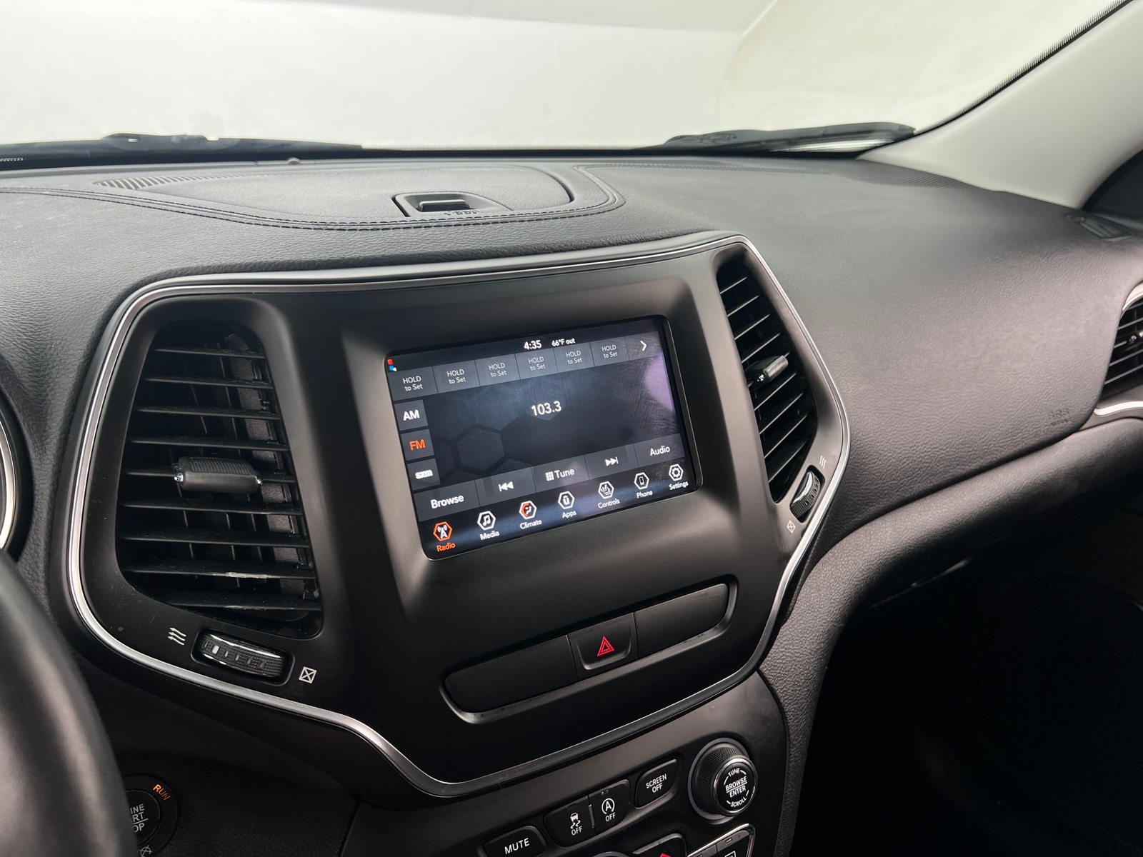 Thumbnail: 2019 Jeep Cherokee - 4