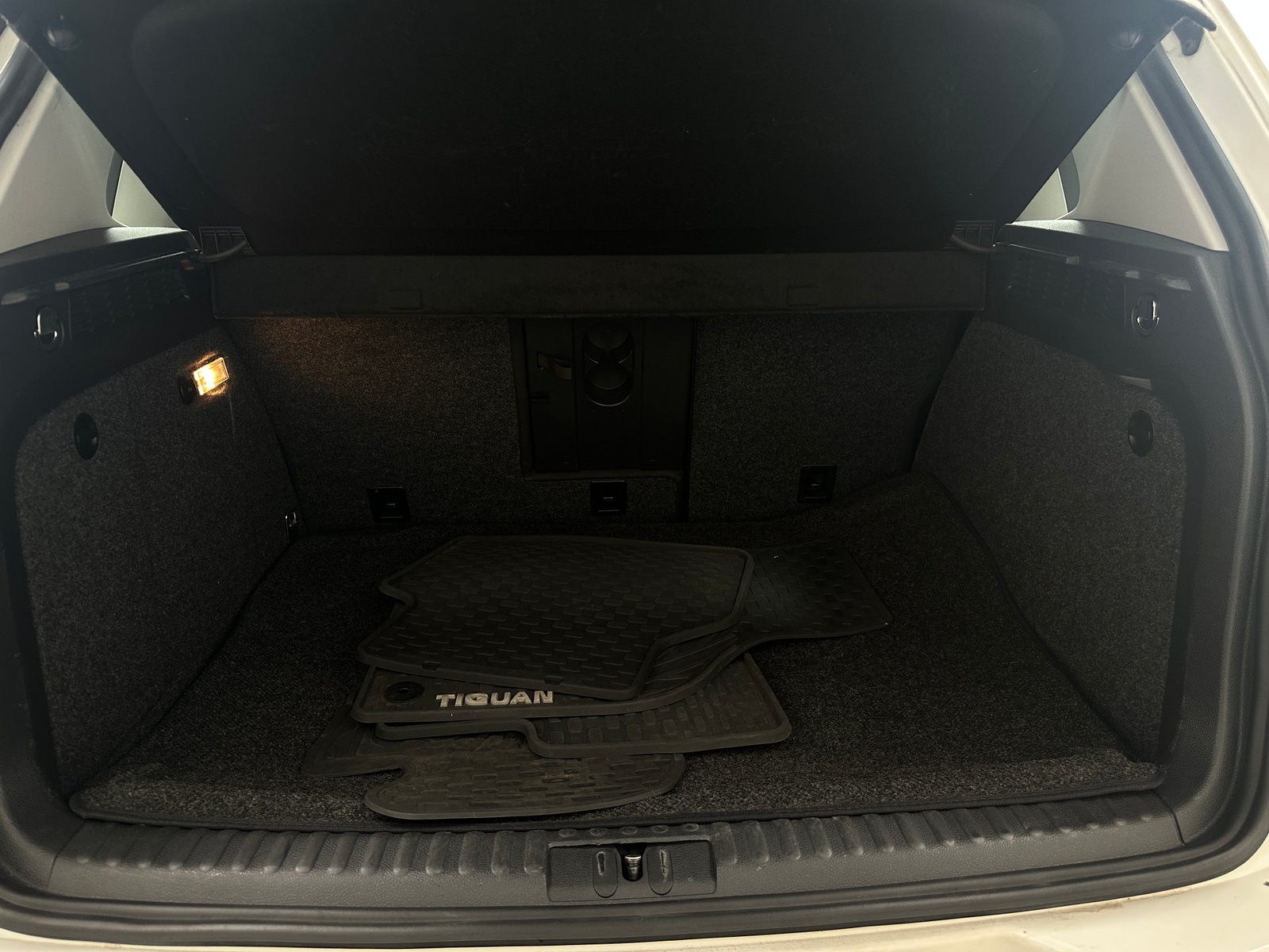 Thumbnail: 2011 Volkswagen Tiguan - 7