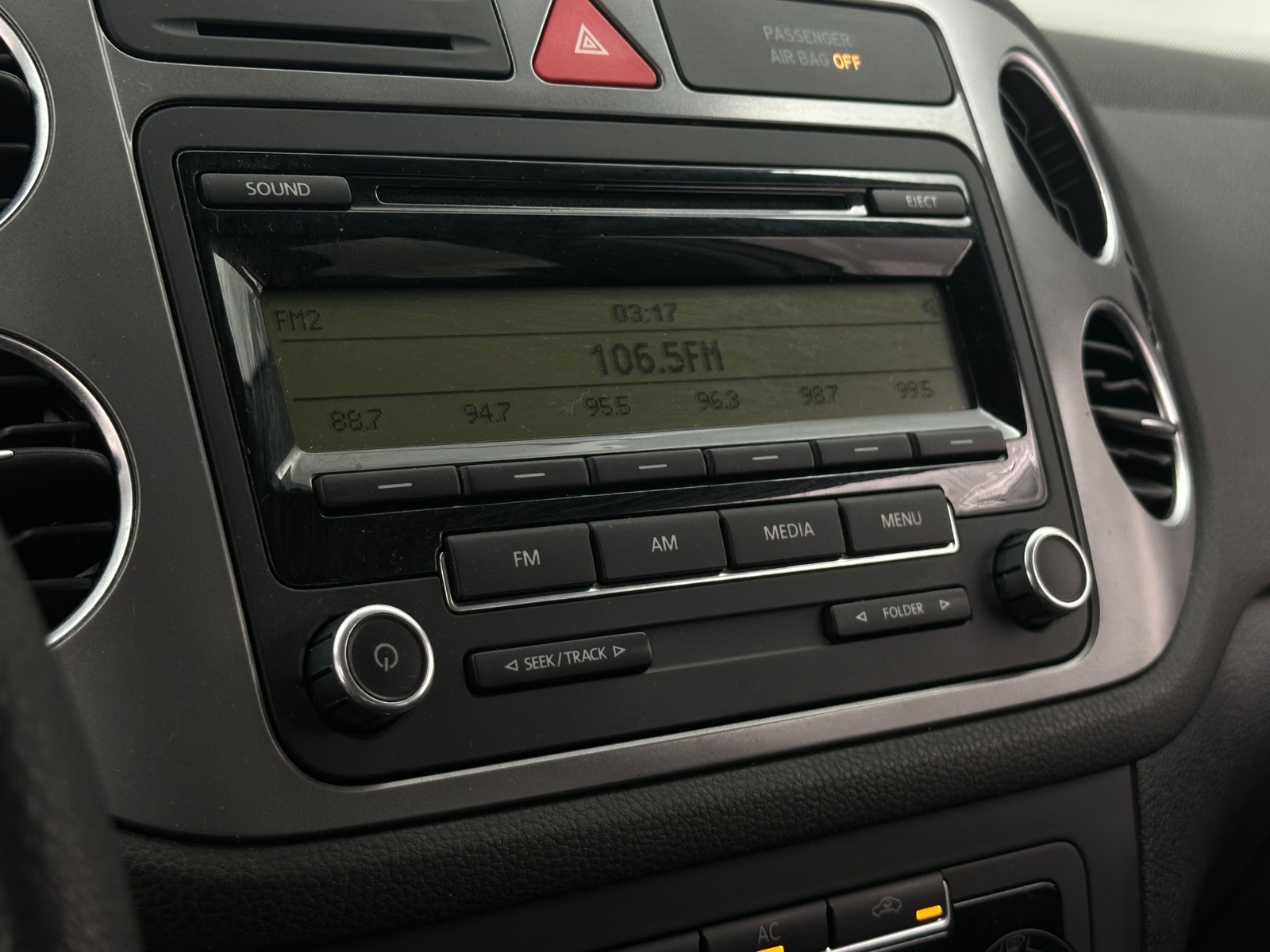 Thumbnail: 2011 Volkswagen Tiguan - 4