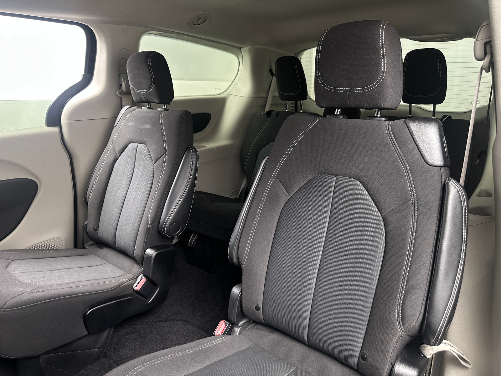 Thumbnail: 2022 Chrysler Voyager - 6