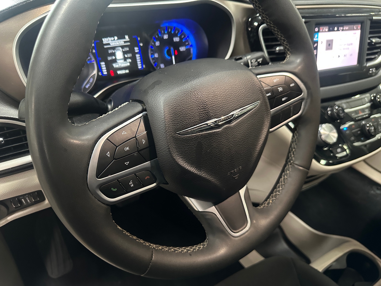Thumbnail: 2022 Chrysler Voyager - 5