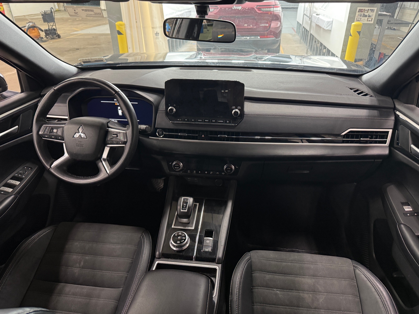 Thumbnail: 2023 Mitsubishi Outlander - 2