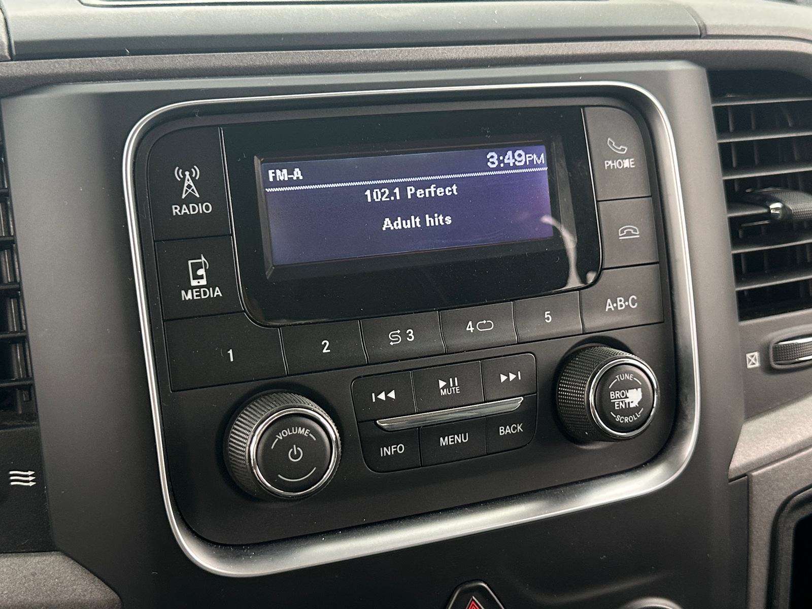 Thumbnail: 2020 RAM 1500 Classic - 4