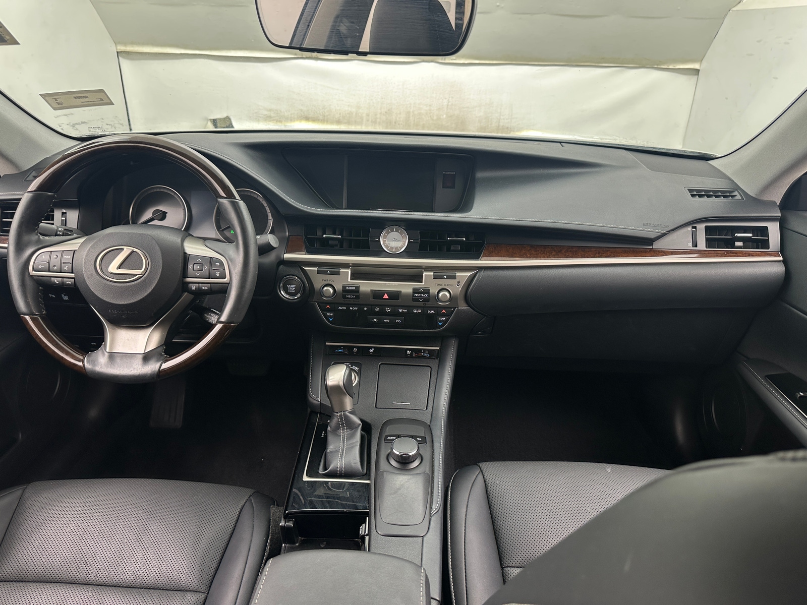 Thumbnail: 2018 Lexus ES - 3
