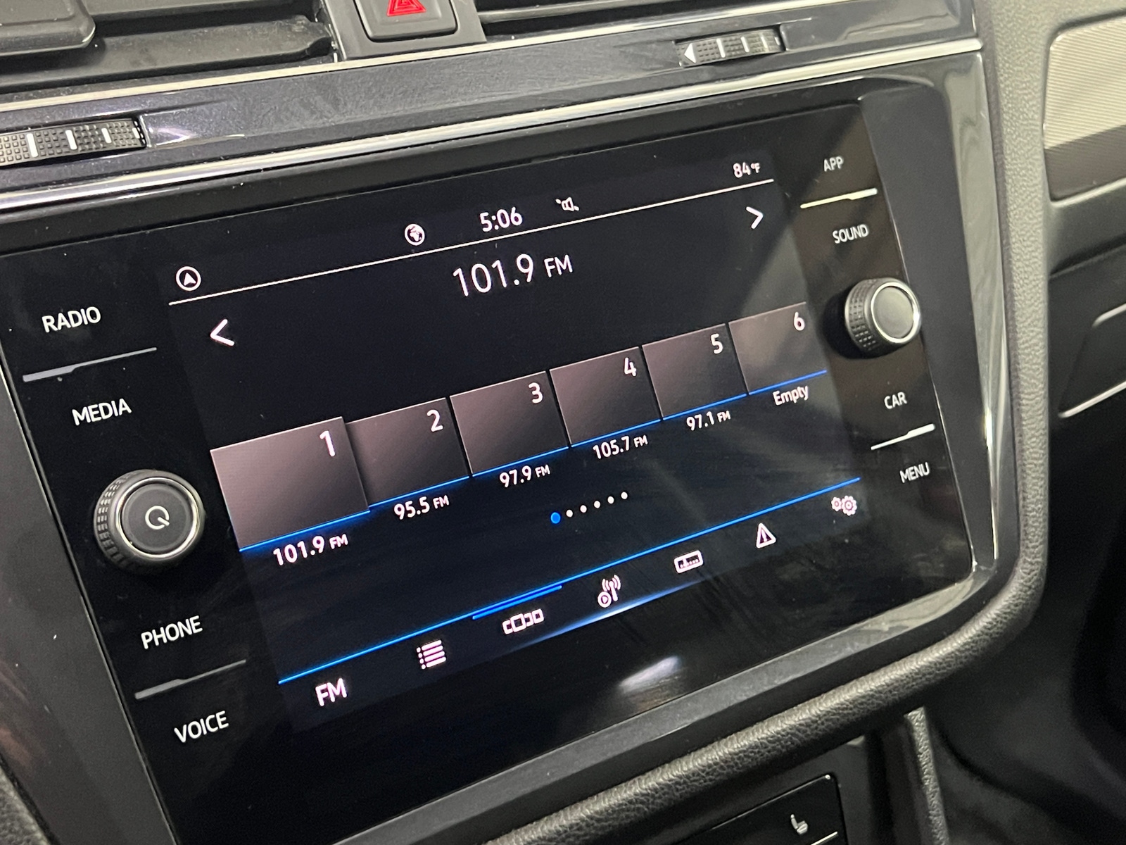 Thumbnail: 2023 Volkswagen Tiguan - 3